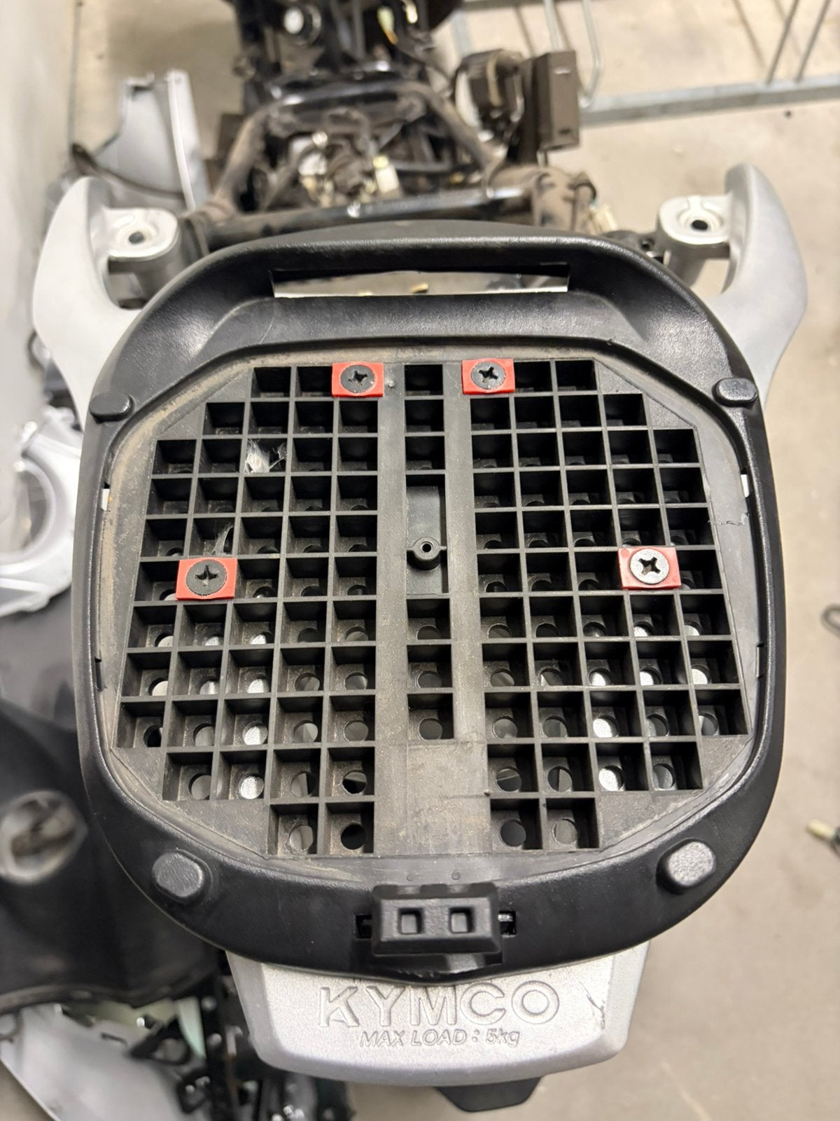 Kymco new people s topkoffer beugel, Motoren, Ophalen