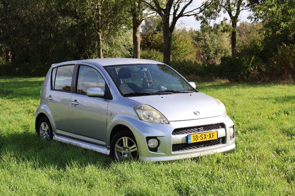 Daihatsu Sirion 1.3 16V 2006 Grijs, Auto's, Voorwielaandrijving, Stof, 4 cilinders, Handgeschakeld