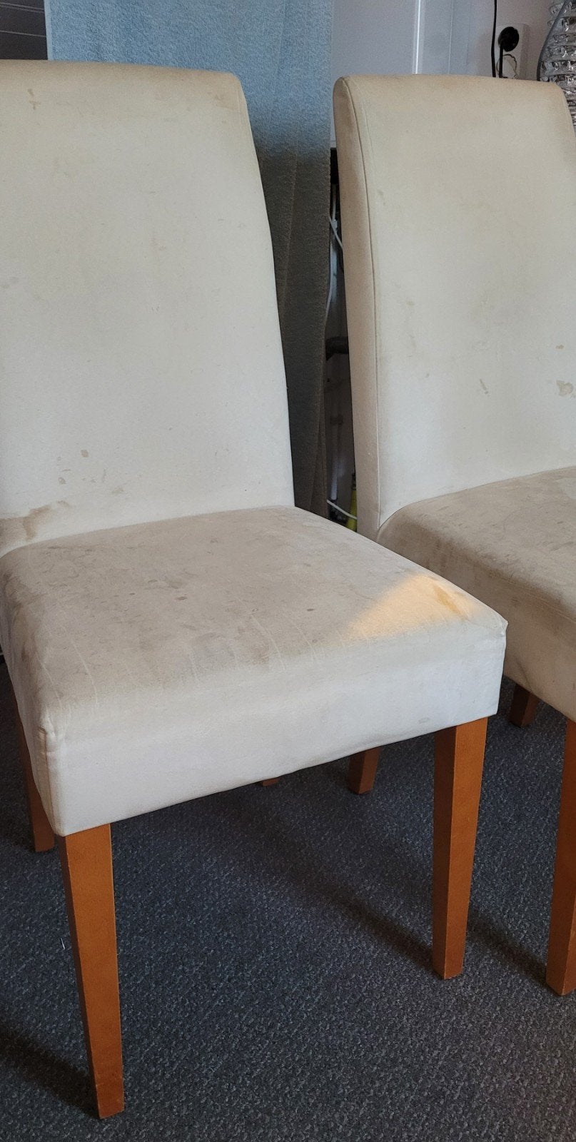 Twee gebruikte eetkamerstoelen, crème stof en houten poten, Ophalen, Hout, Gebruikt, Twee
