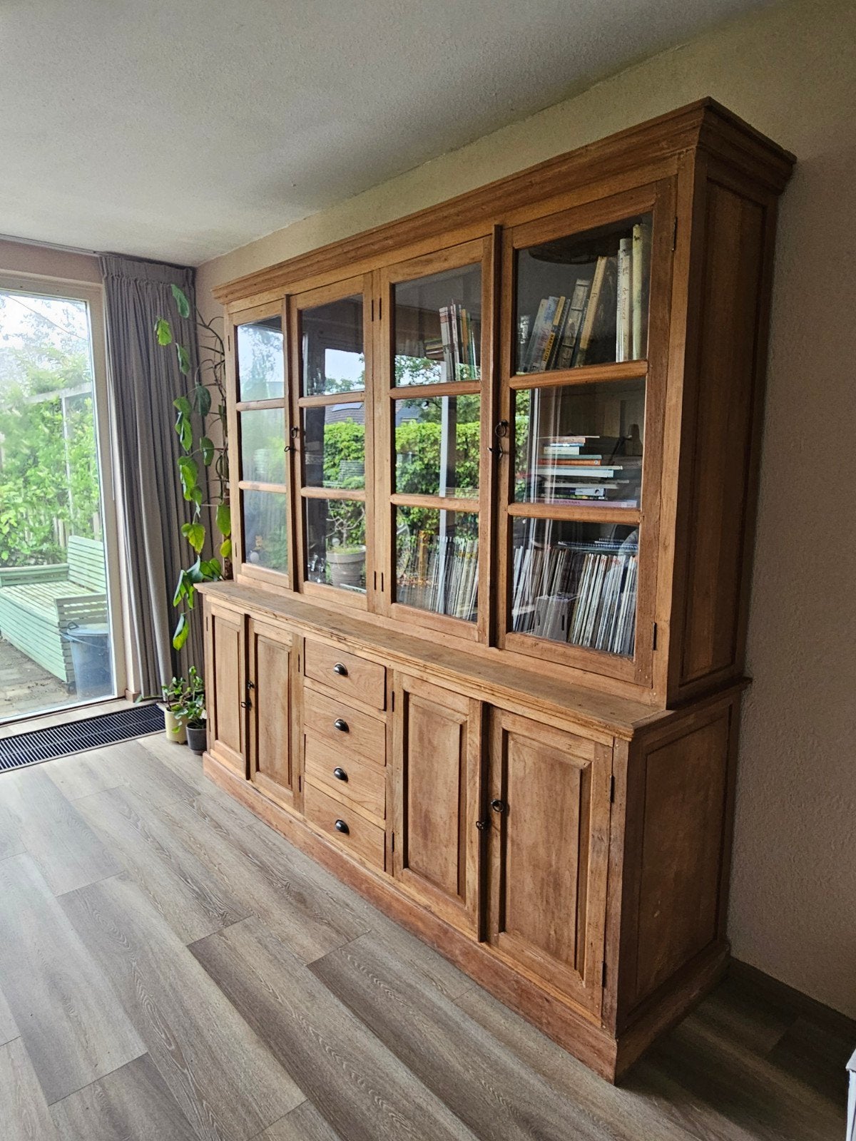 Mooie onbehandelde teakhouten kast met glazen ruiten, Huis en Inrichting, Kasten | Vitrinekasten, Ophalen, Gebruikt, Met deur(en)