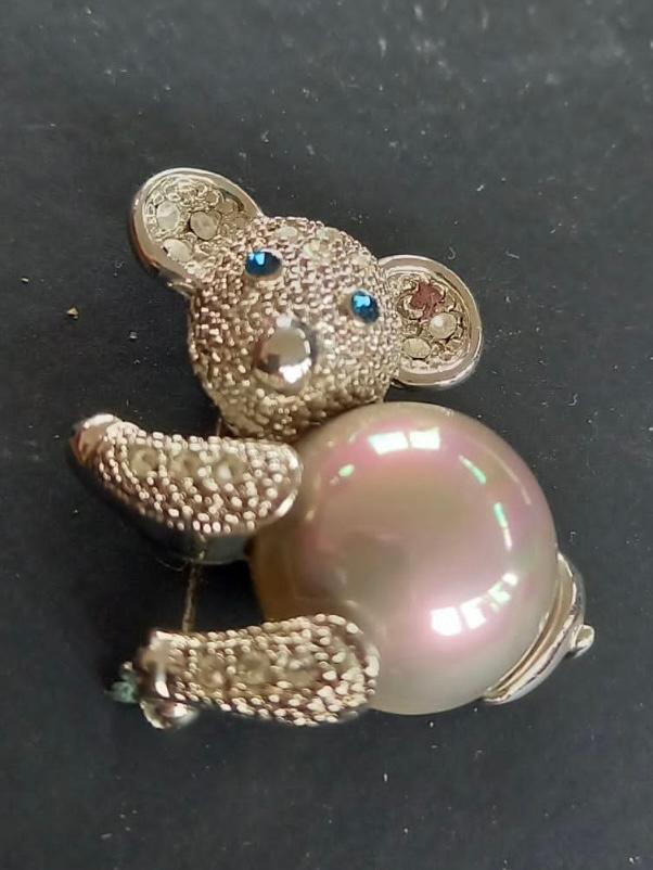 Parelmoerkleurige broche in de vorm van een koala met strass, Overige materialen, Overige kleuren, Minder dan 4 cm, Nieuw