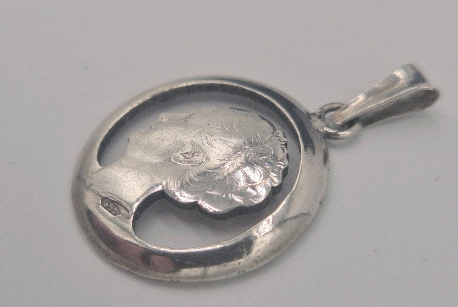 Zilveren hanger met 1938 Koningin Wilhelmina munt, Gebruikt, Overige voorstellingen, Verzenden, Zilver