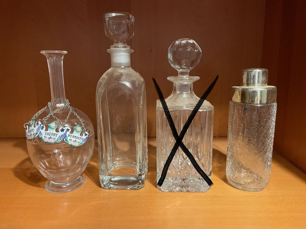 3 Antieke drankstolpen ter overname., Ophalen