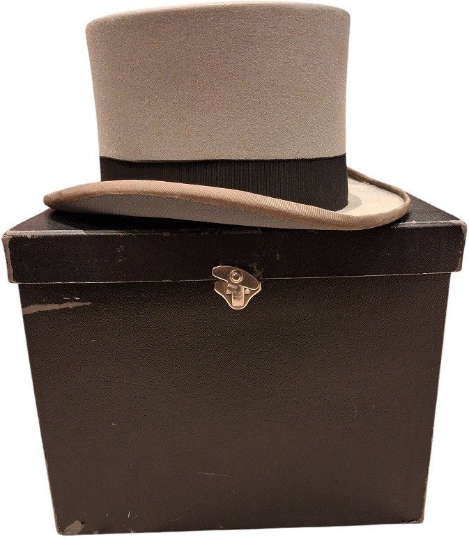 maat 59 Francy Tailor hoge hoed., Francy tailor, Hoed, Ophalen of Verzenden, 58 of 59 cm (L, 7¼ of ⅜ inch)
