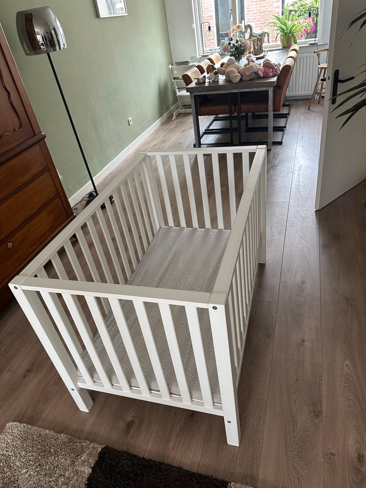 Wit houten baby ledikant met inleg stuk van schuim, Ophalen, Gebruikt, Ledikant