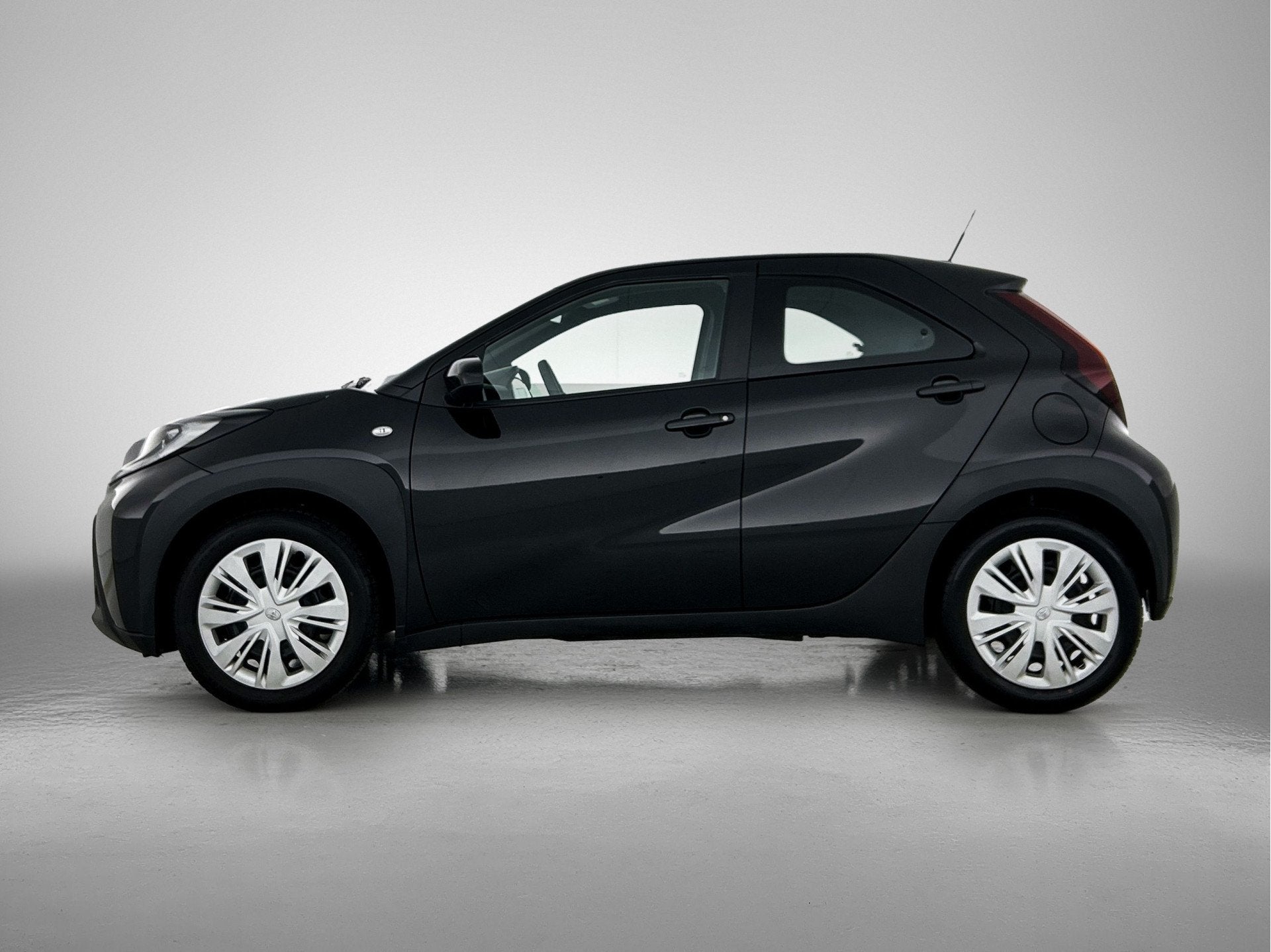 Toyota Aygo X 1.0 VVT-i MT Play | BTW voertuig | Dealer onde, Auto's, Stof, Gebruikt, Euro 6, 920 kg