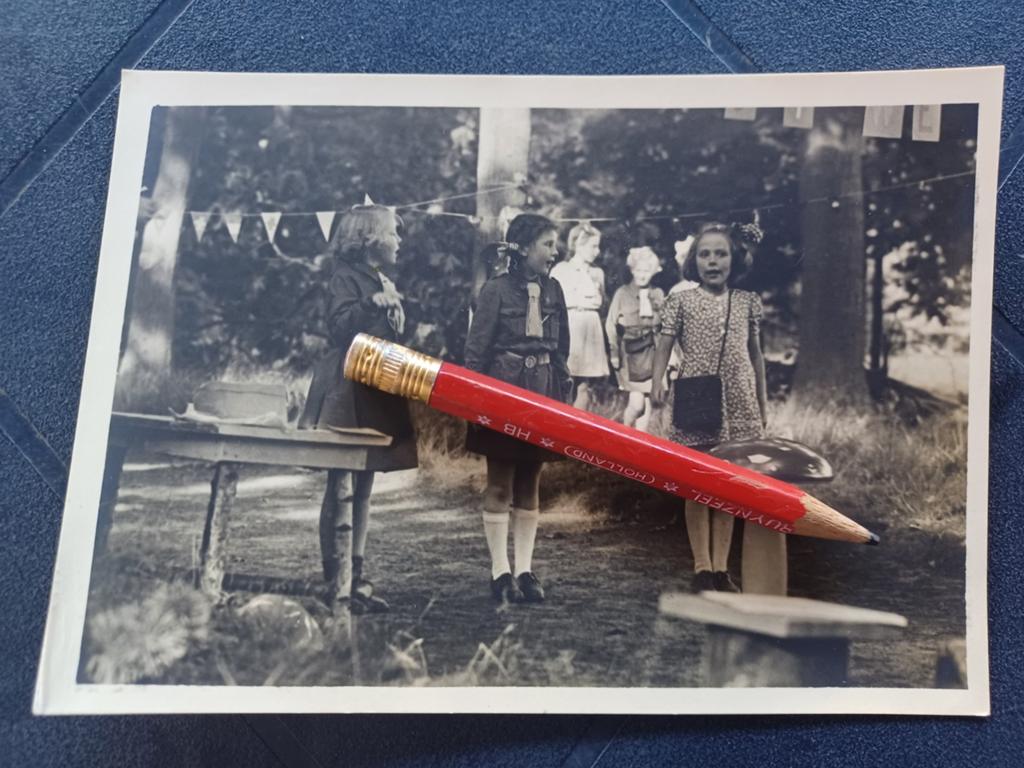 FOTOKAART Padvindsters met o.a. Prinses Beatrix 1946 (52), Ophalen, 1940 tot 1960, Ongelopen, Sterren en Beroemdheden