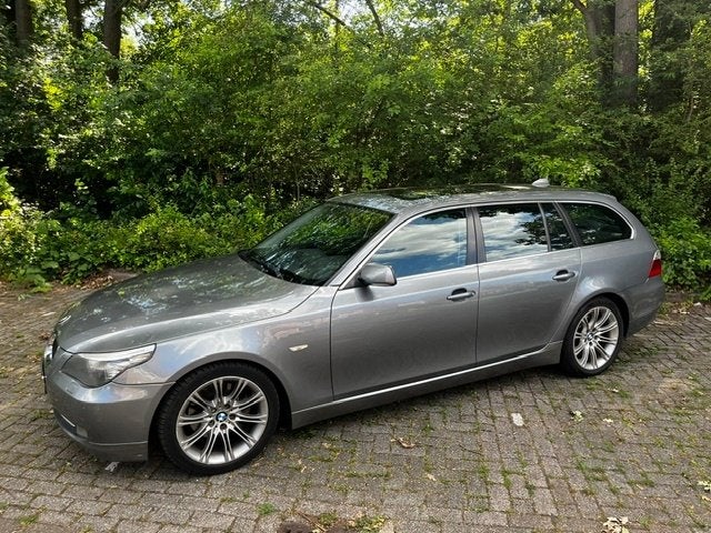 BMW 5-Serie 3.0 I 525 Touring AUT 2008 Grijs, Auto's, BMW, Achterwielaandrijving, Zwart, 2000 kg, 2996 cc