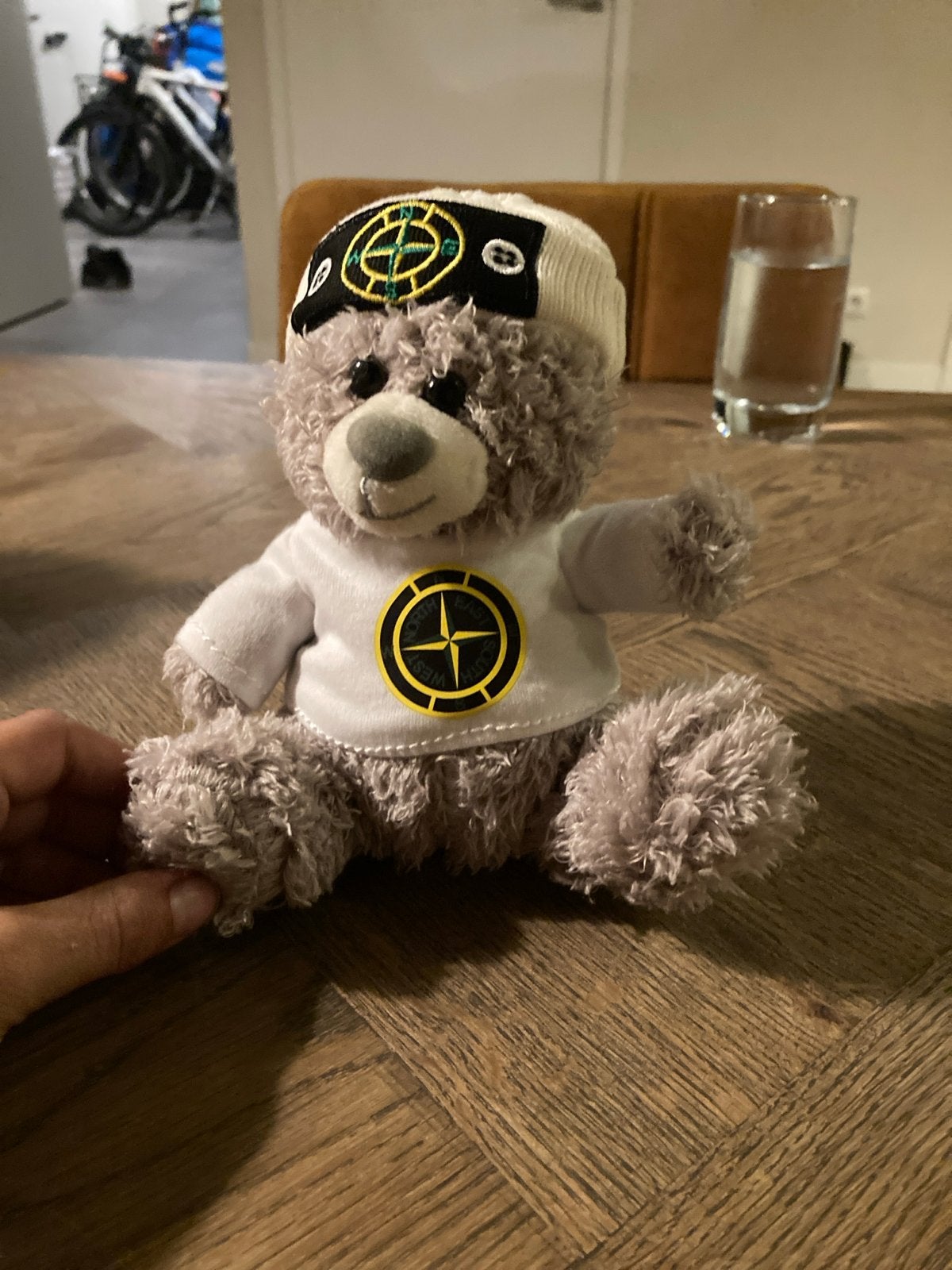 Leuke grijze stone island teddybeer zo goed als nieuw, Kinderen en Baby's, Ophalen, Overige merken, Overige karakters, Beer