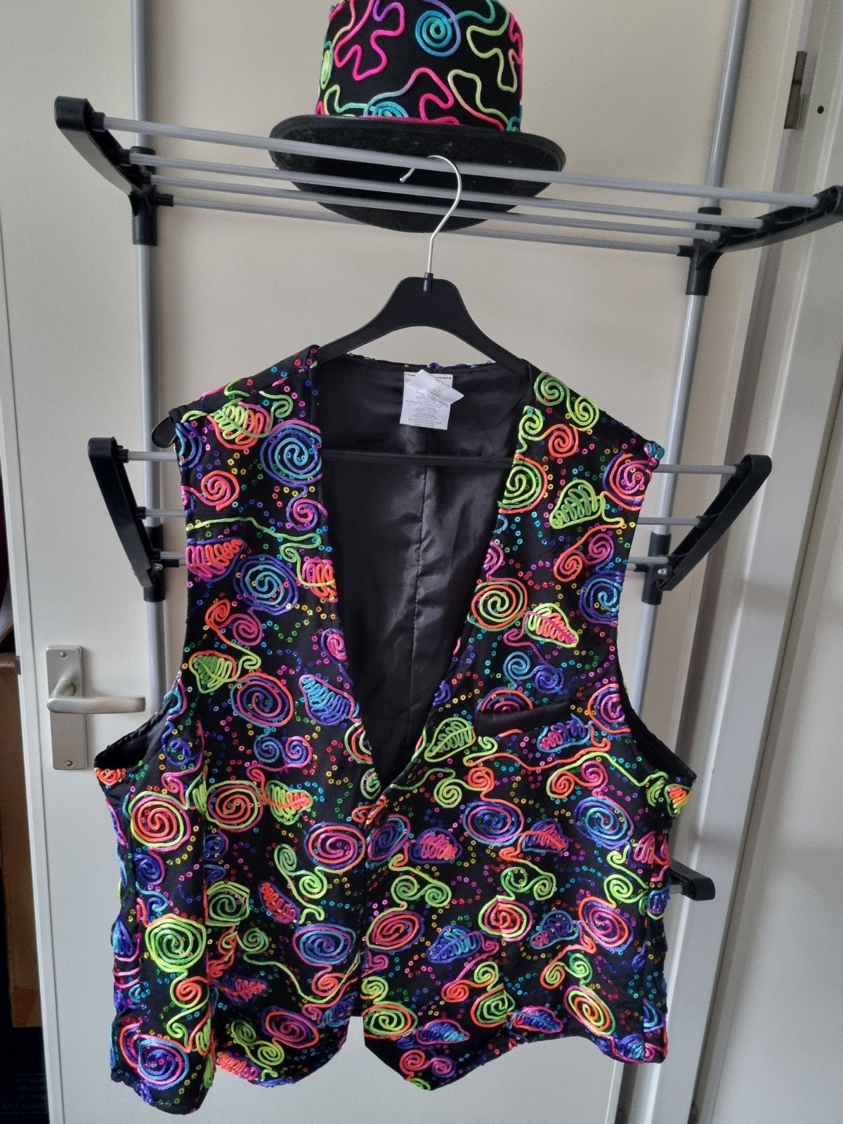 carnavals gilet met bijbehorende hoed, Ophalen of Verzenden, Zo goed als nieuw, Overige maten