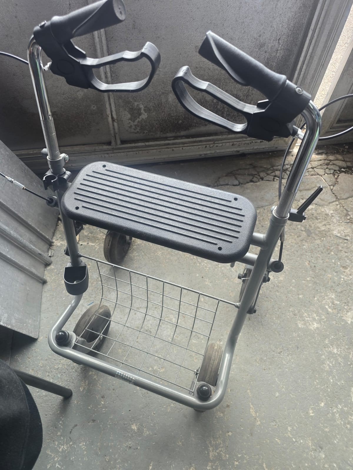 Rollator nog heel netjes, vertelbaar en inklapbaar, Ophalen, Opvouwbaar, Zo goed als nieuw