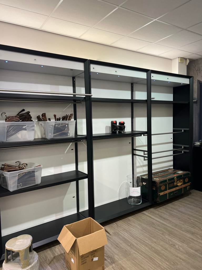 Zwart winkelrek met planken en kledingstangen, Ophalen of Verzenden