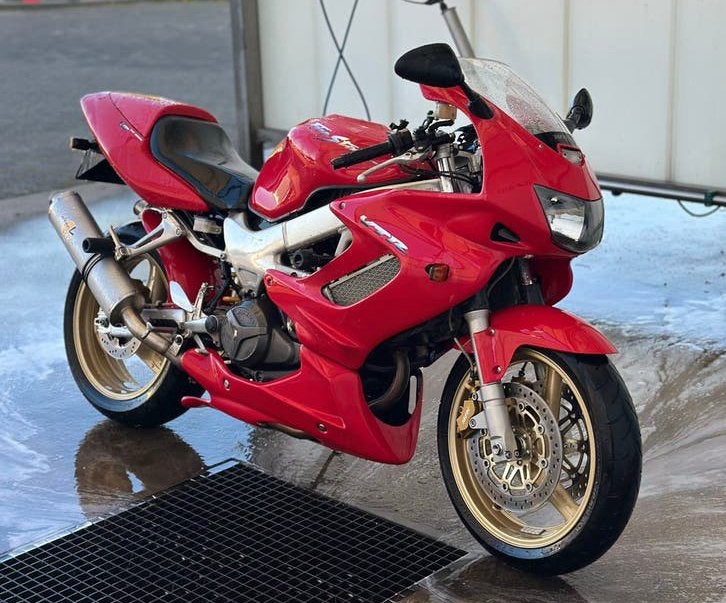 Honda VTR1000F Firestorm, 2 cilinders, 996 cc, Handgeschakeld, Sport