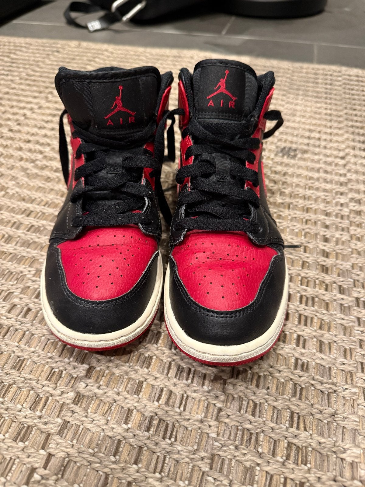 Jordan 1 Mid Bred Kids - Maat 38, Kinderen en Baby's, Ophalen of Verzenden, Gebruikt, Jongen of Meisje, Sportschoenen