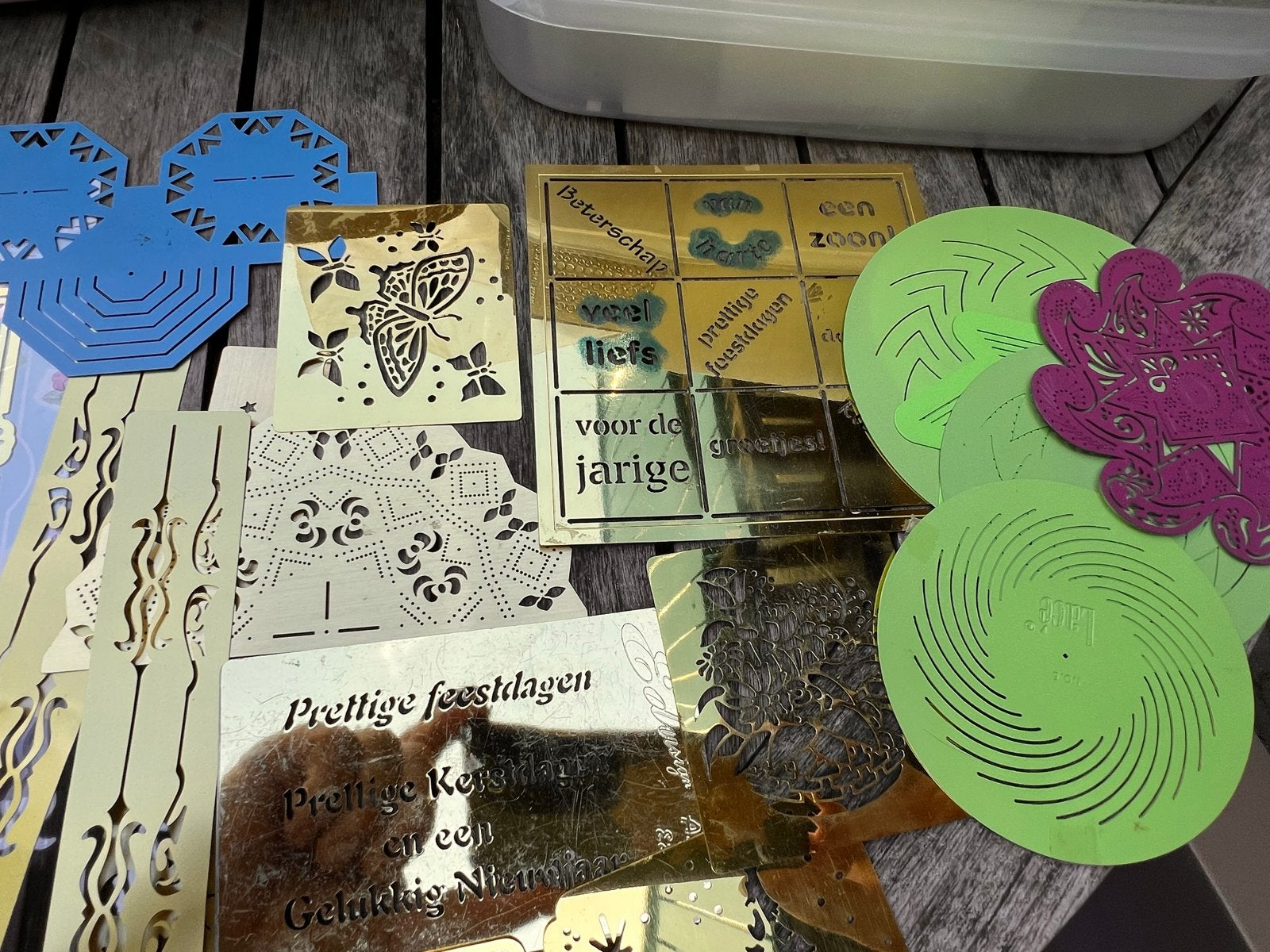 Ruim 30 stencils voor kaarten - metaal en kunststof, Hobby en Vrije tijd, Knutselen, Gereedschap of Toebehoren, Zo goed als nieuw