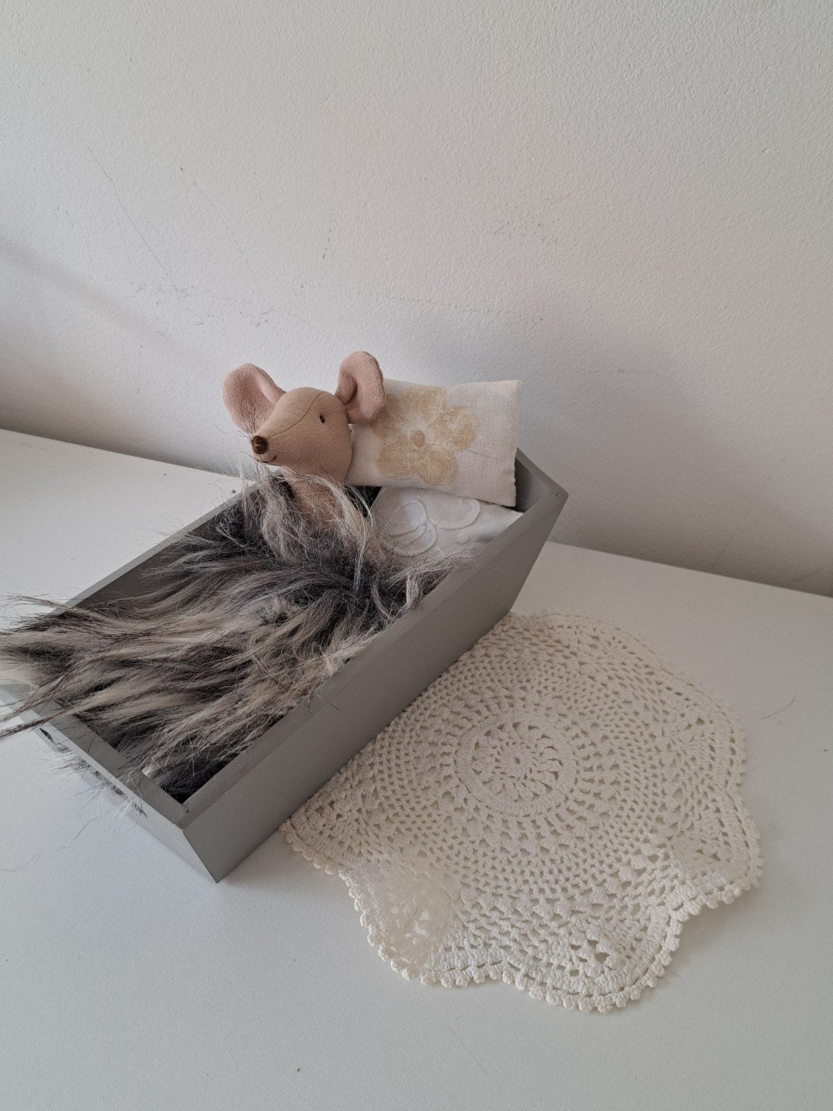Houten grijze bedje voor maileg muis met beddengoed, Kinderen en Baby's, Speelgoed | Poppenhuizen, Ophalen of Verzenden