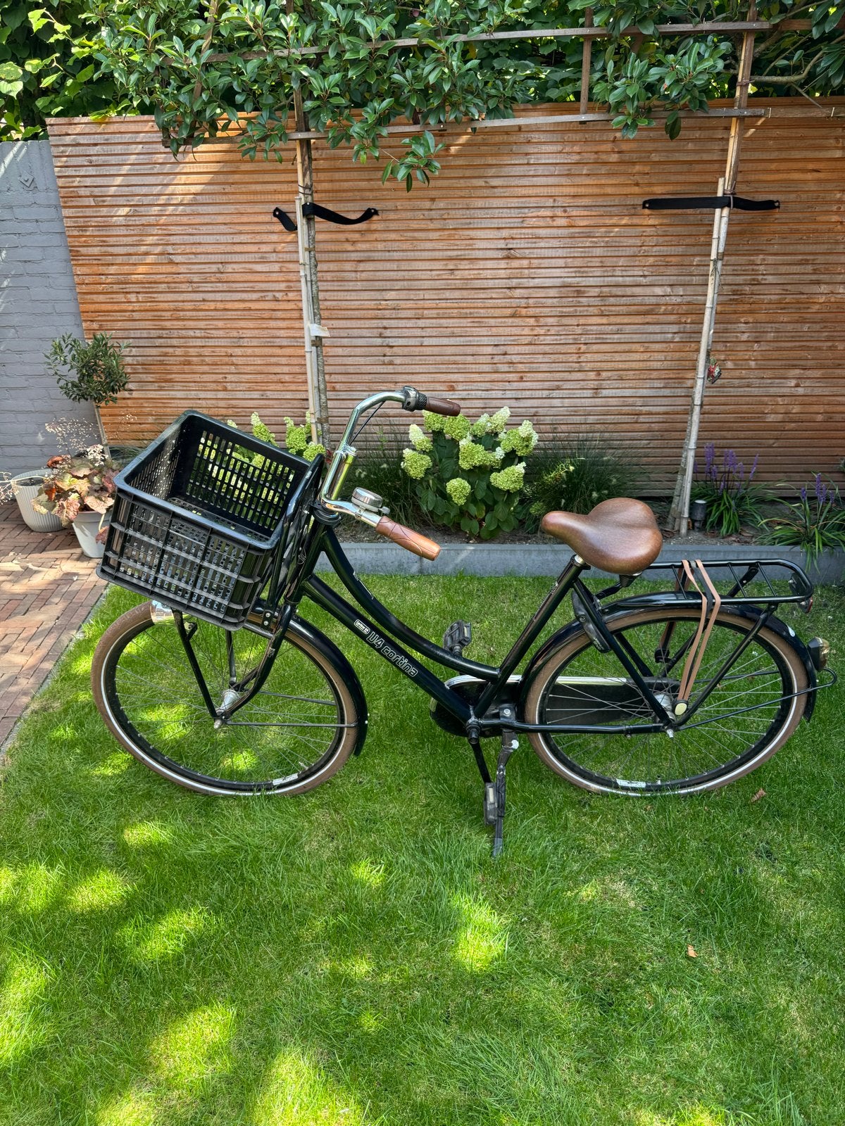 Mooie zwarte Gazelle omafiets met voormand en bagagedrager, Ophalen, Gebruikt