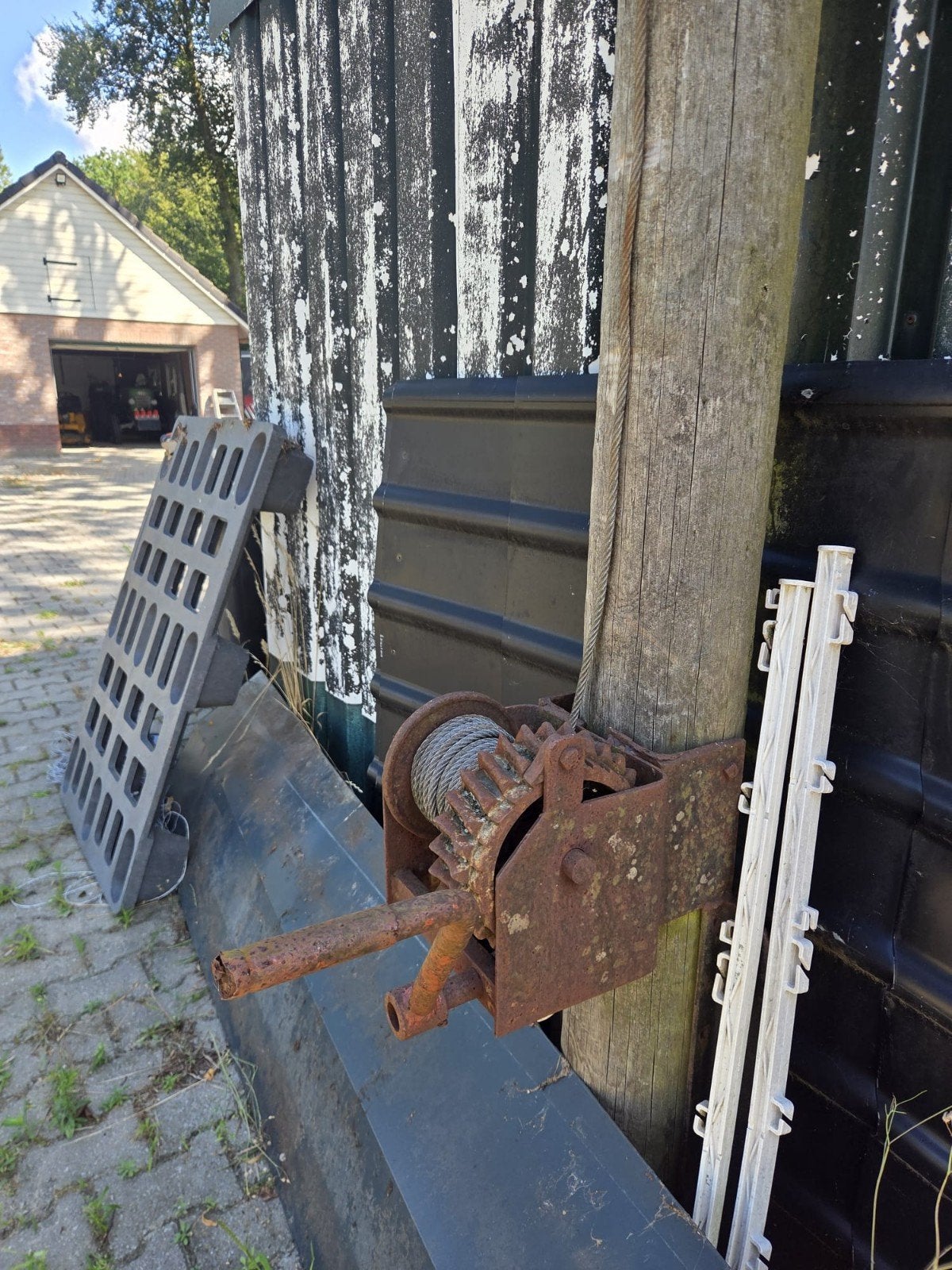 Oude handlier met staalkabel - roestig maar functioneel, Ophalen, Gebruikt