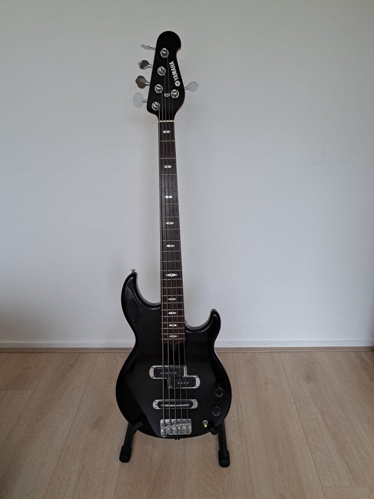 Basgitaar Yamaha BB415  5-snarig, z.g.a.n., Ophalen, Zo goed als nieuw, Elektrisch, 5-snarig