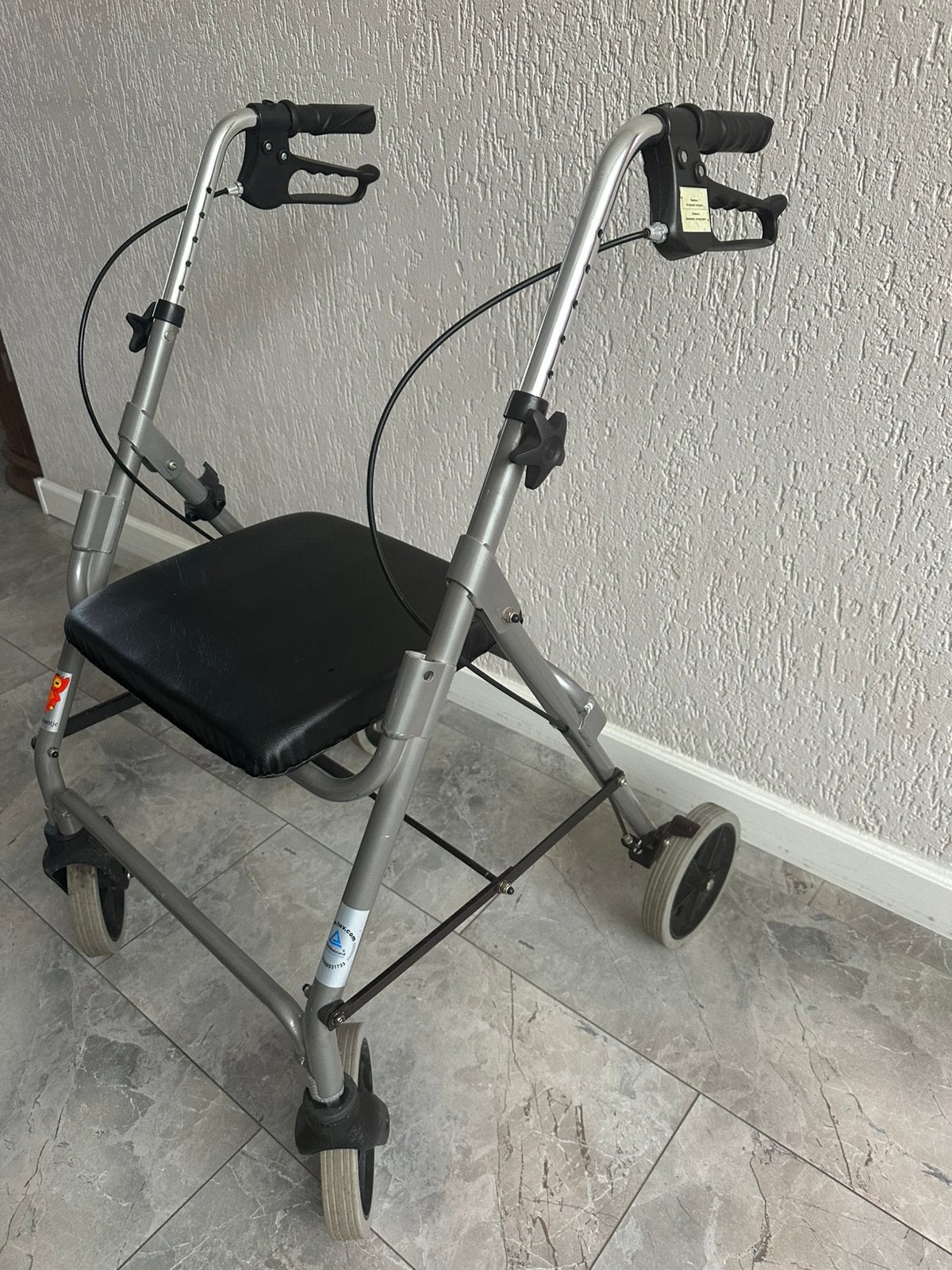 Stevige Rollator incl. boodschappen mand, Diversen, Ophalen of Verzenden, Opvouwbaar, Zo goed als nieuw