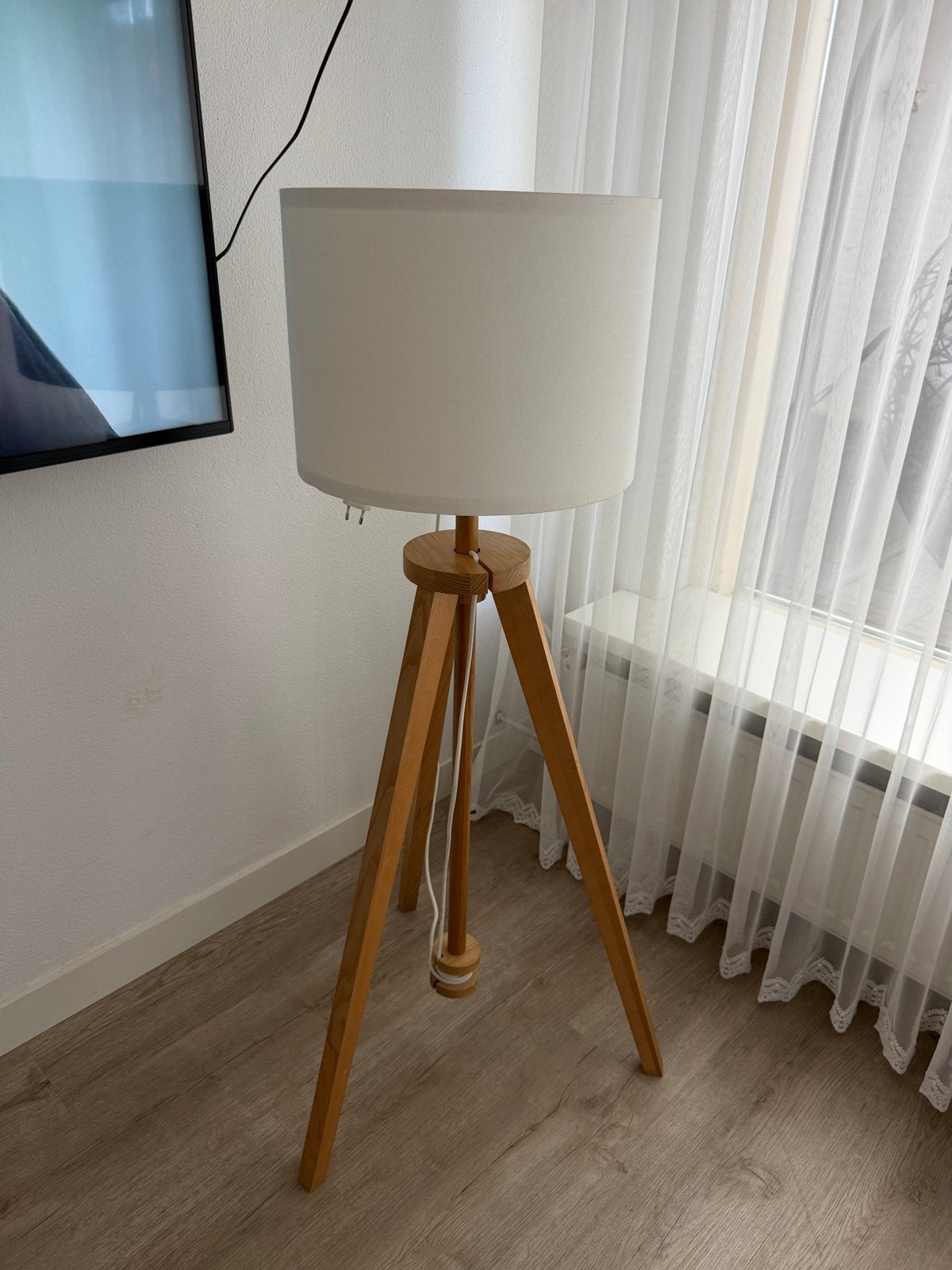 Stijlvolle Hoeklamp met Houten Statief en Witte Kap, Ophalen, Zo goed als nieuw, Hout, 100 tot 150 cm