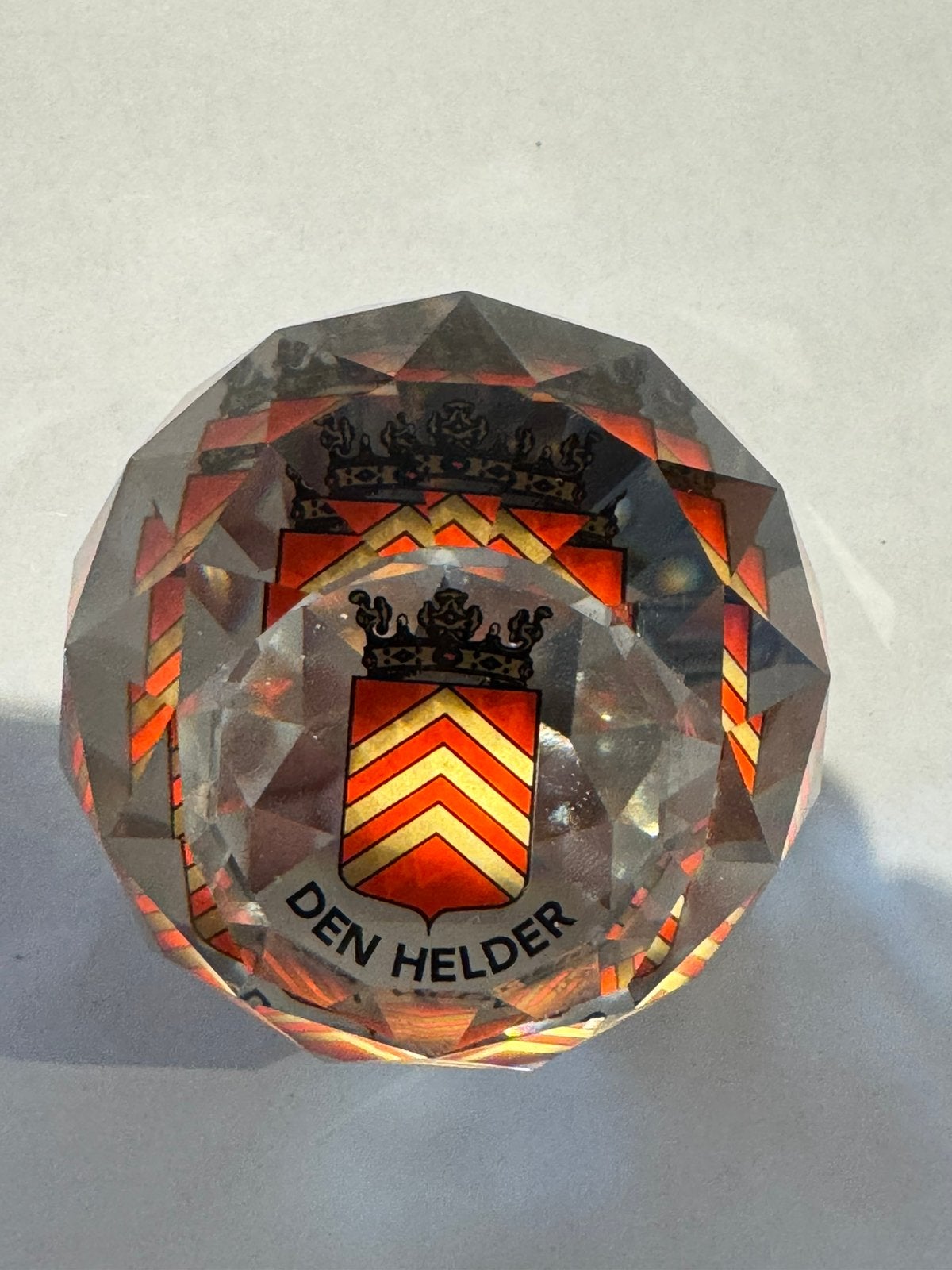 SWAROWSKI BOL MET WAPEN VAN DEN HELDER INGELEGD GESLEPEN, Verzamelen, Swarovski, Ophalen of Verzenden, Zo goed als nieuw, Overige typen