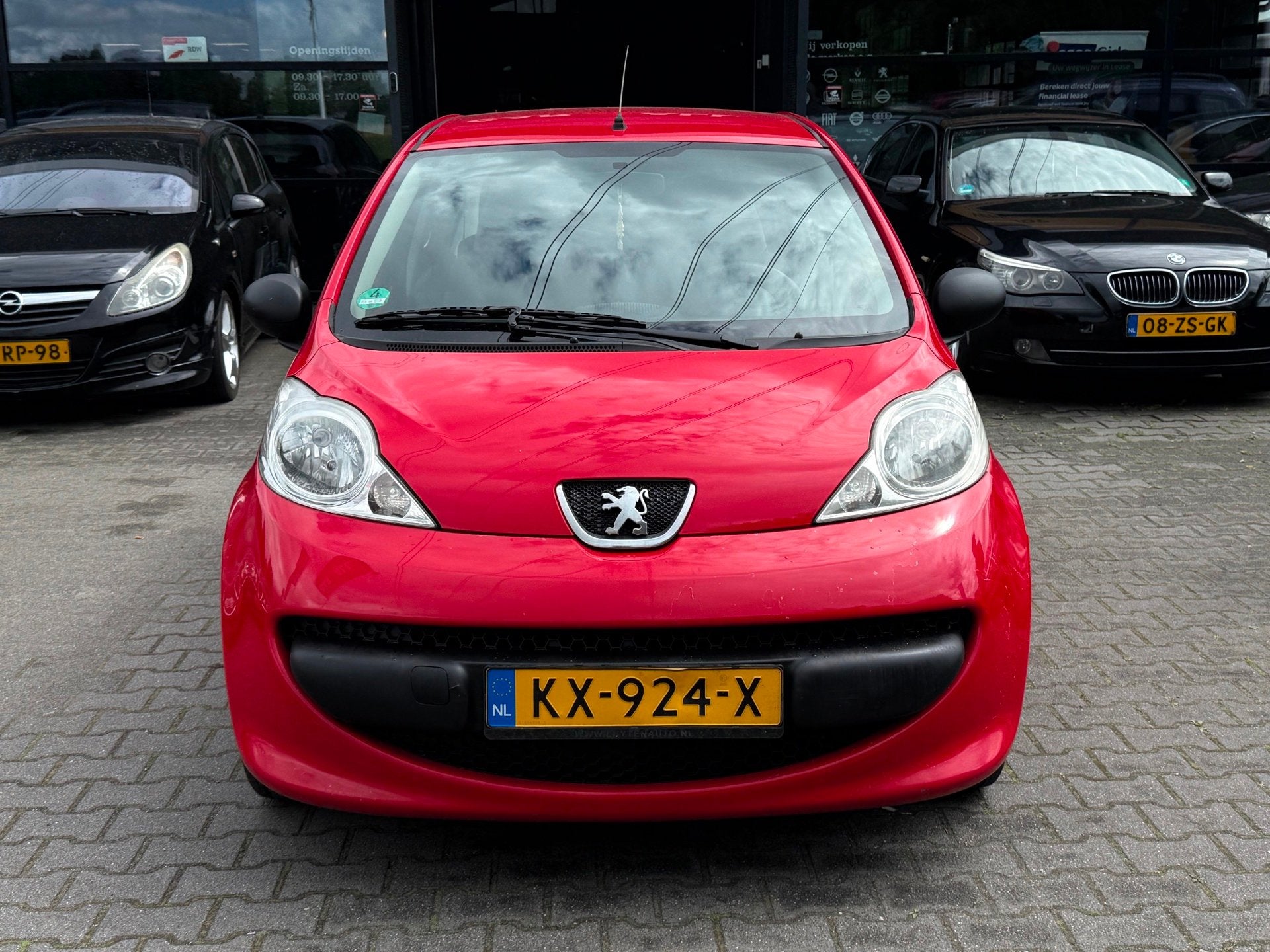 Peugeot 107 1.0-12V XR APK 10-2-27/5DEURS/NIEUWE KOPPELING, Voorwielaandrijving, Stof, Gebruikt, Zwart