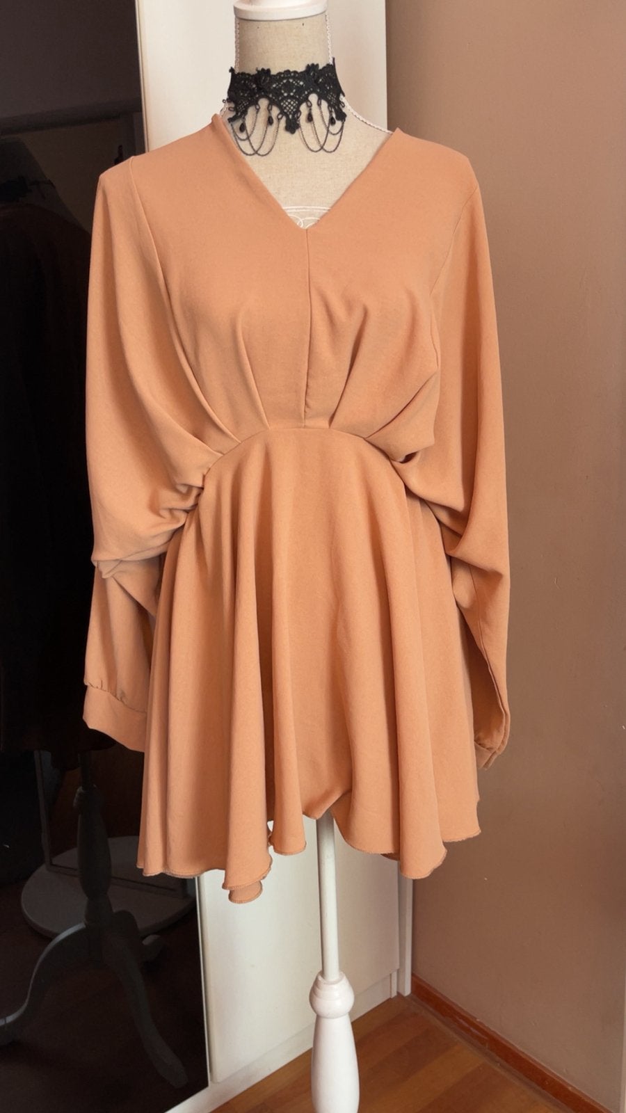 Elegant perzikkleurig jurkje met vleermuismouwen, Kleding | Dames, Overige kleuren, Zo goed als nieuw, Boven de knie, Ophalen