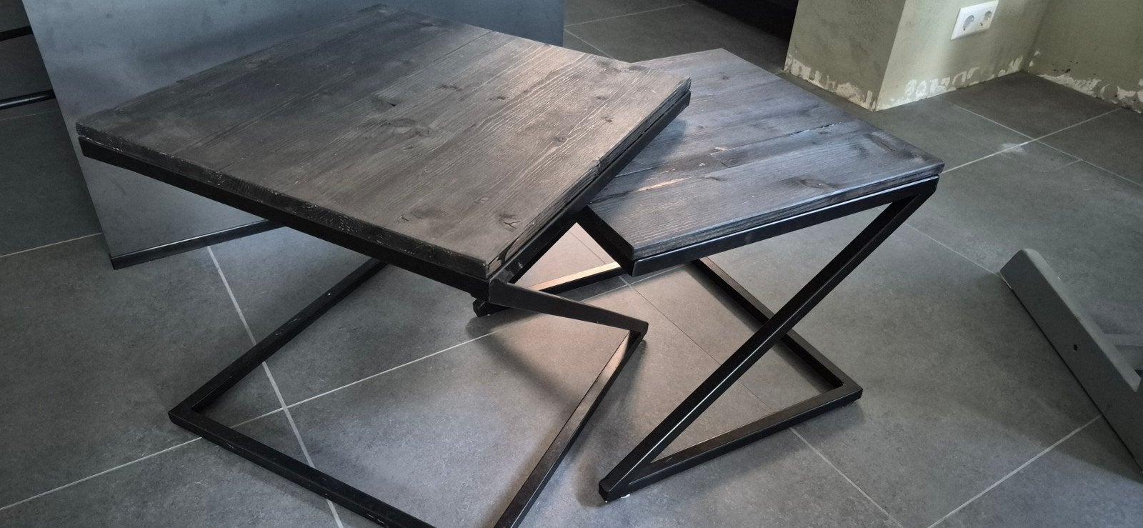 Set van 2 kleine salontafels, zwart hout en metaal, Minder dan 50 cm, Gebruikt, Vierkant, Minder dan 50 cm