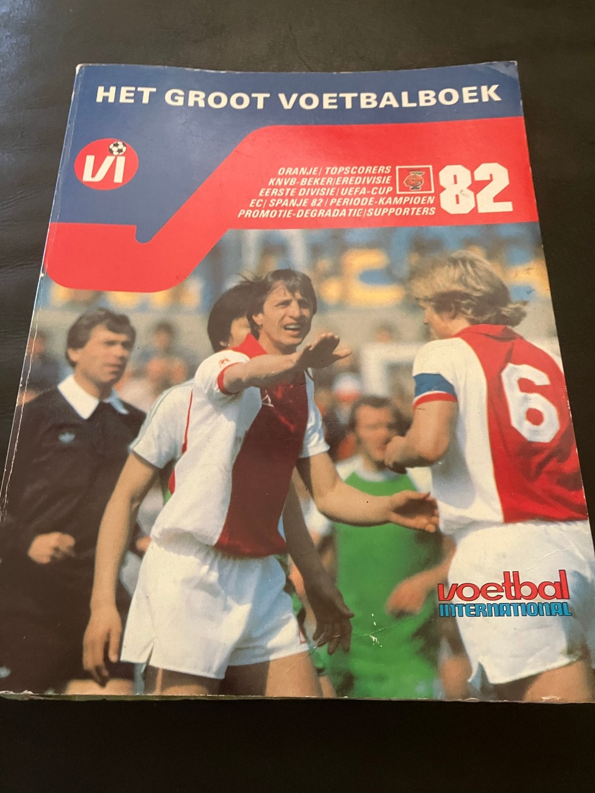 Het Groot Voetbalboek 1982 - Voetbal International, Ophalen of Verzenden, Gelezen, Balsport