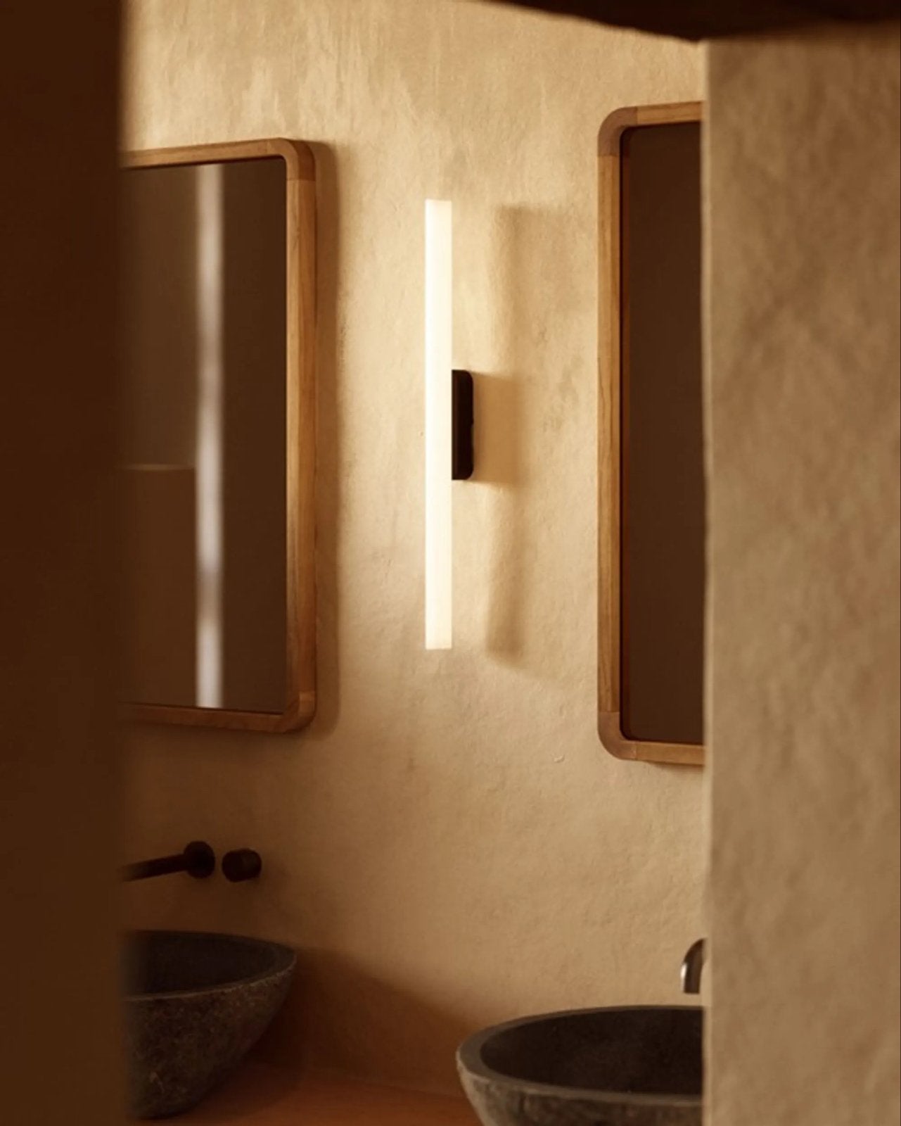 Kave Home wandlamp badkamer, wit met zwart, nieuw in doos, Kunststof, LED, Nieuw, Overige fittingen