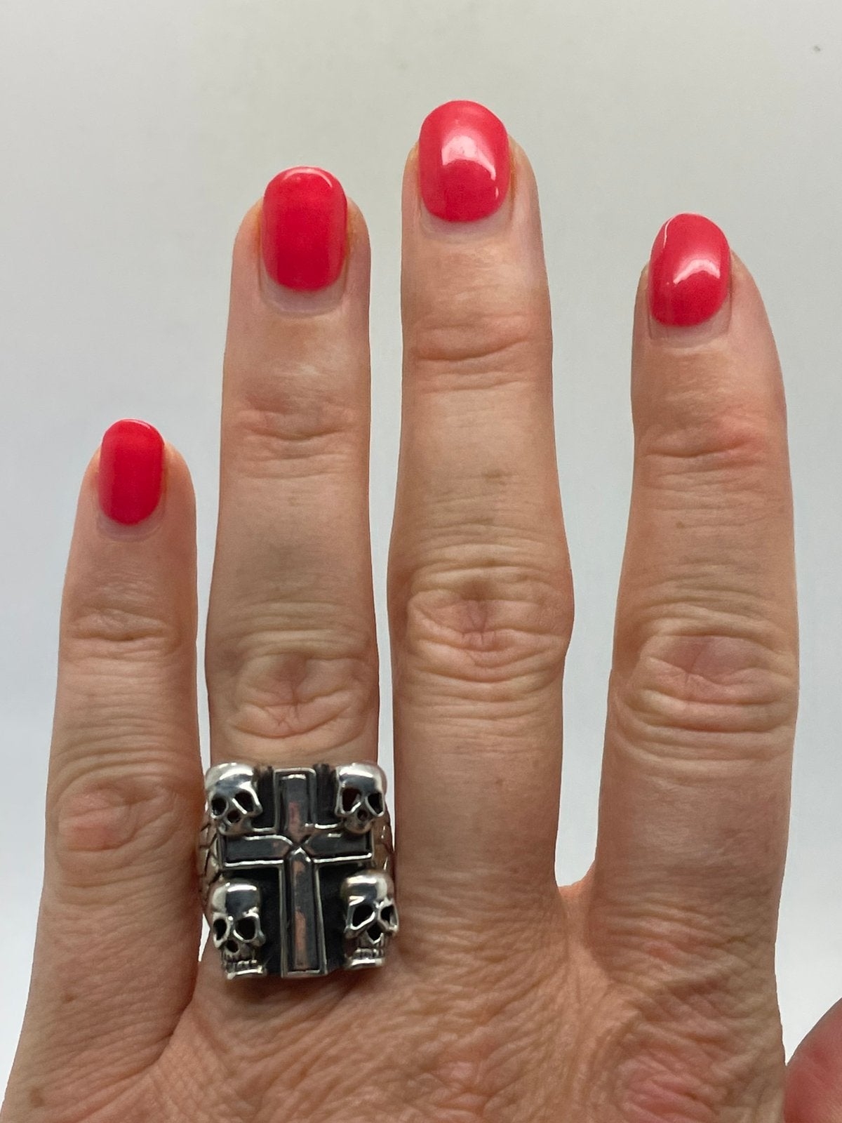F631 Prachtige zilveren skull ring met kruis maat 19, 19 tot 20, Ophalen of Verzenden, X, Dame of Heer