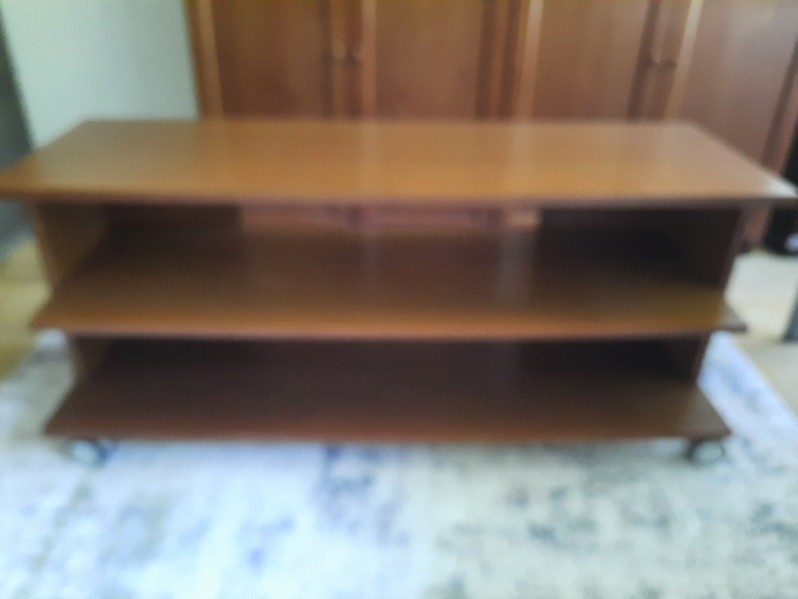 Houten TV meubel op wieltjes - 50x118x38 cm, Huis en Inrichting, Woonaccessoires | Cd- en Dvd-rekken, Ophalen, Gebruikt, Hout