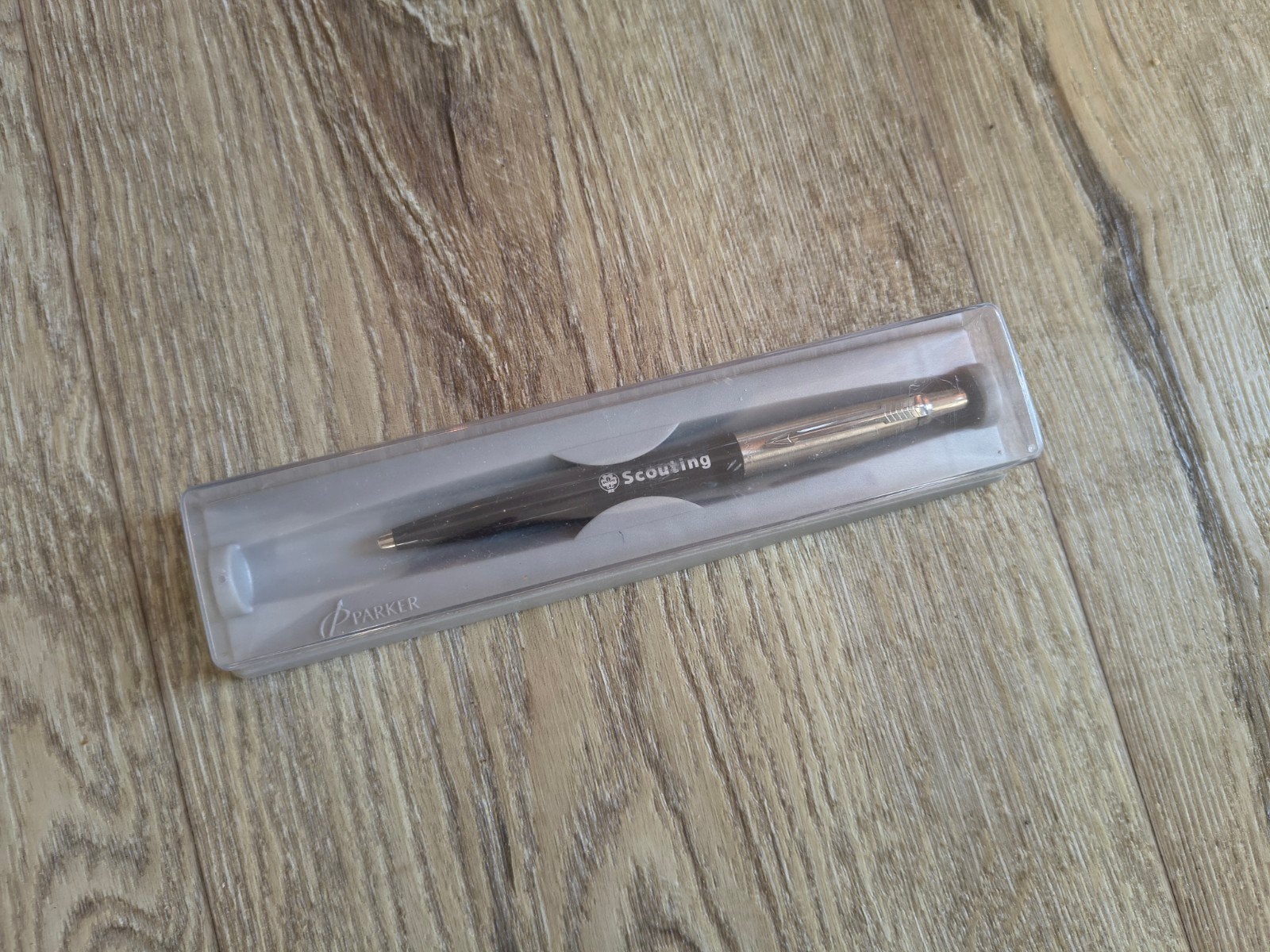 Nieuwe Scouting Nederland Parker pen in Parker houder!, Onb, Nieuw, Ophalen of Verzenden, Onb
