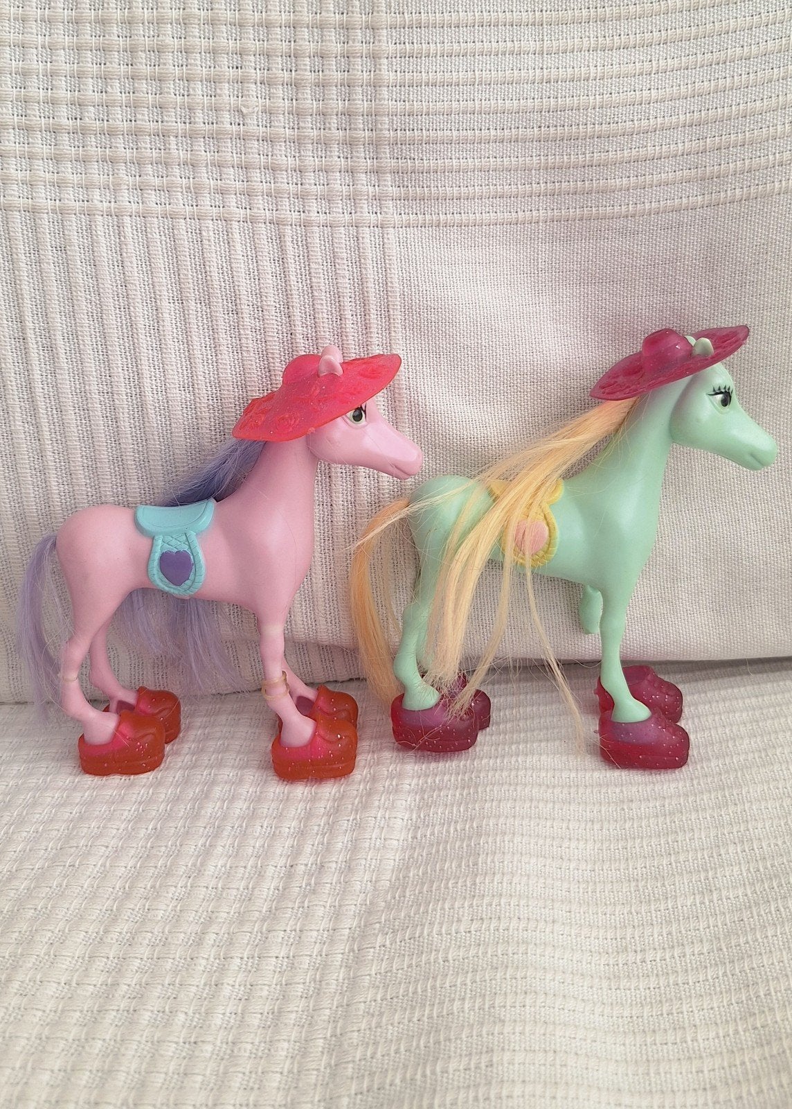 2 gekleurde paarden Simba Toys, Ophalen of Verzenden, Gebruikt