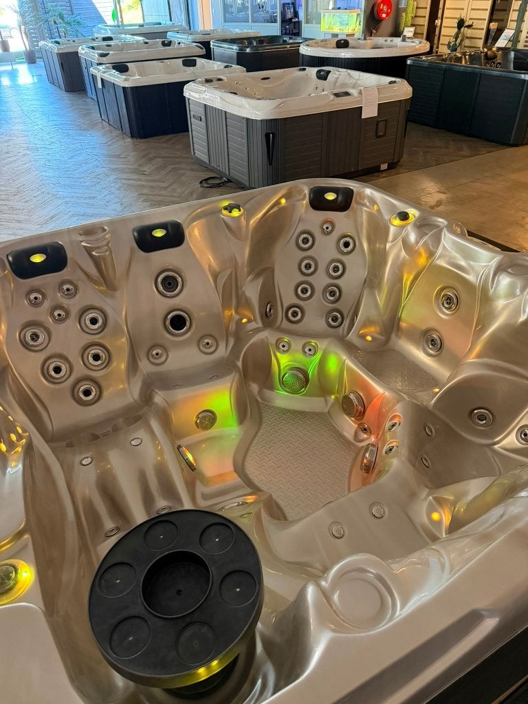 Luxe Passion Spas Jacuzzi / Spa – Slechts € 5.750, Ophalen, Zo goed als nieuw, Trap, Vast