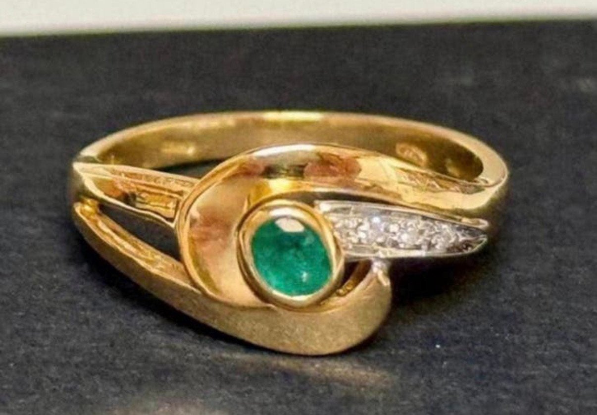 Prachtige 18 karaat gouden ring met diamanten en smaragd!, Ophalen of Verzenden, 17 tot 18, Met edelsteen, Dame