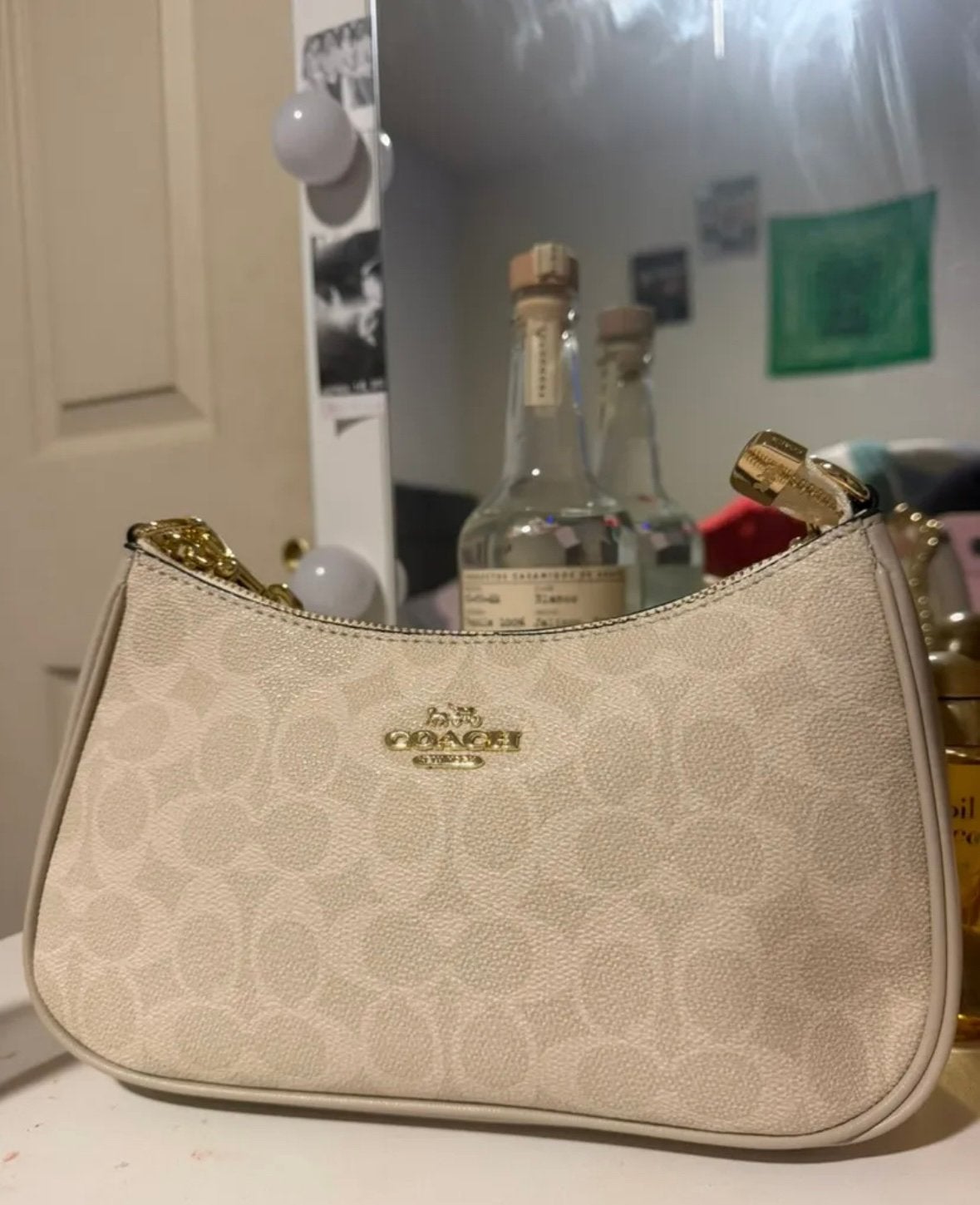 Coach Schoudertas Beige/Crème met Goudkleurige Details, Sieraden, Tassen en Uiterlijk, Tassen | Damestassen, Ophalen of Verzenden
