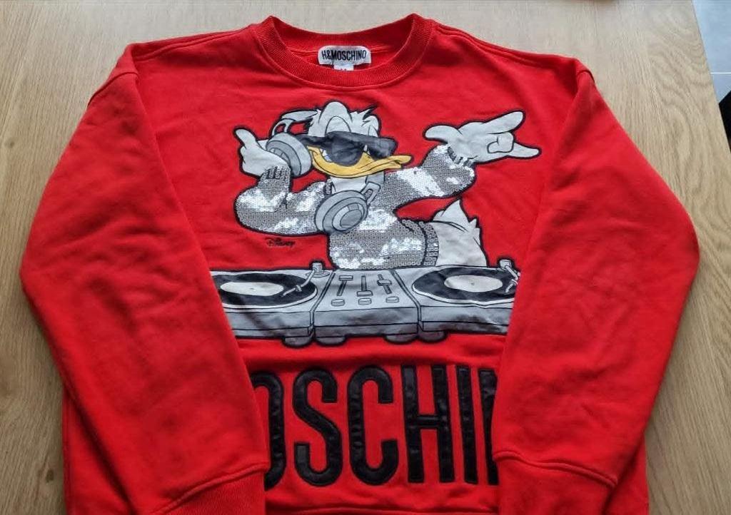 H&M Moschino sweater M collectors item, Kleding | Dames, Truien en Vesten, Maat 38/40 (M), Nieuw, Rood, Moschino