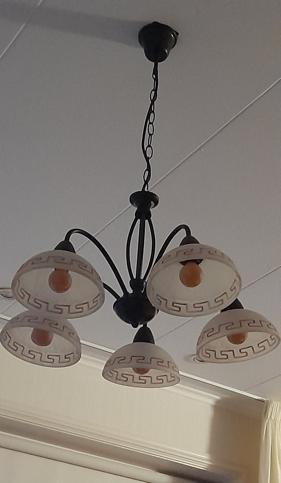 Klassieke hanglamp met 5 glazen kappen en metalen frame, Ophalen, Gebruikt, Klassiek, E14 (klein)