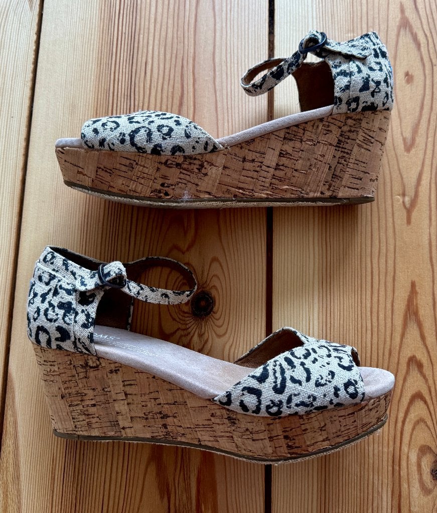 TOMS sleehak sandalen - leopard print – maat 37 38 (W6), Bruin, Zo goed als nieuw, Sandalen of Muiltjes, Ophalen of Verzenden