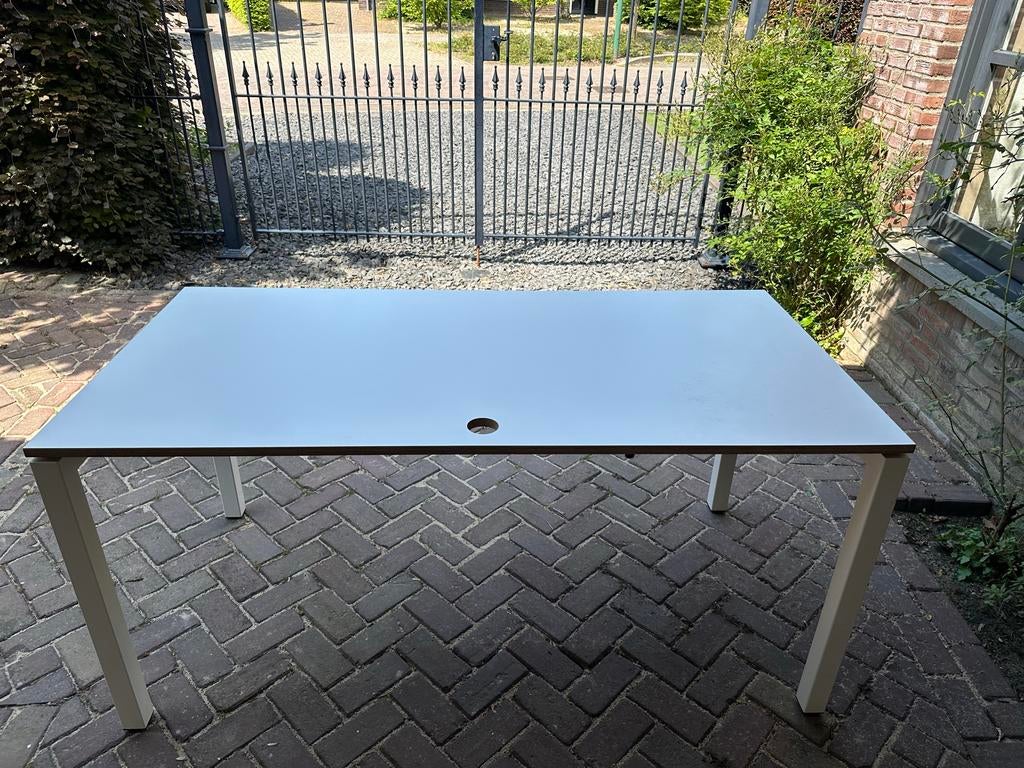 Bureau wit (3 stuks) 160x80 cm, hoogte 75 cm, Ophalen, Overige typen, Zo goed als nieuw, Kabelgoot