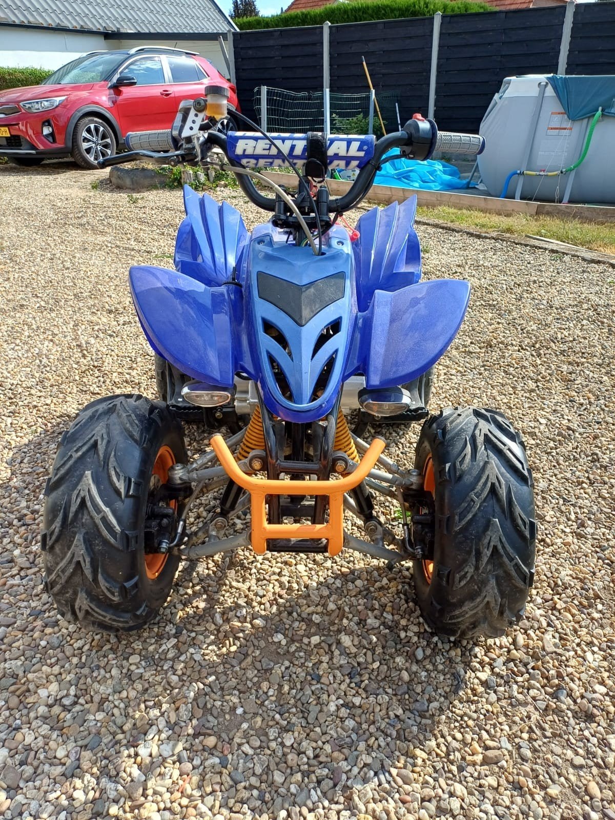 Blauwe kinderquad met helm - Perfect voor avontuur!