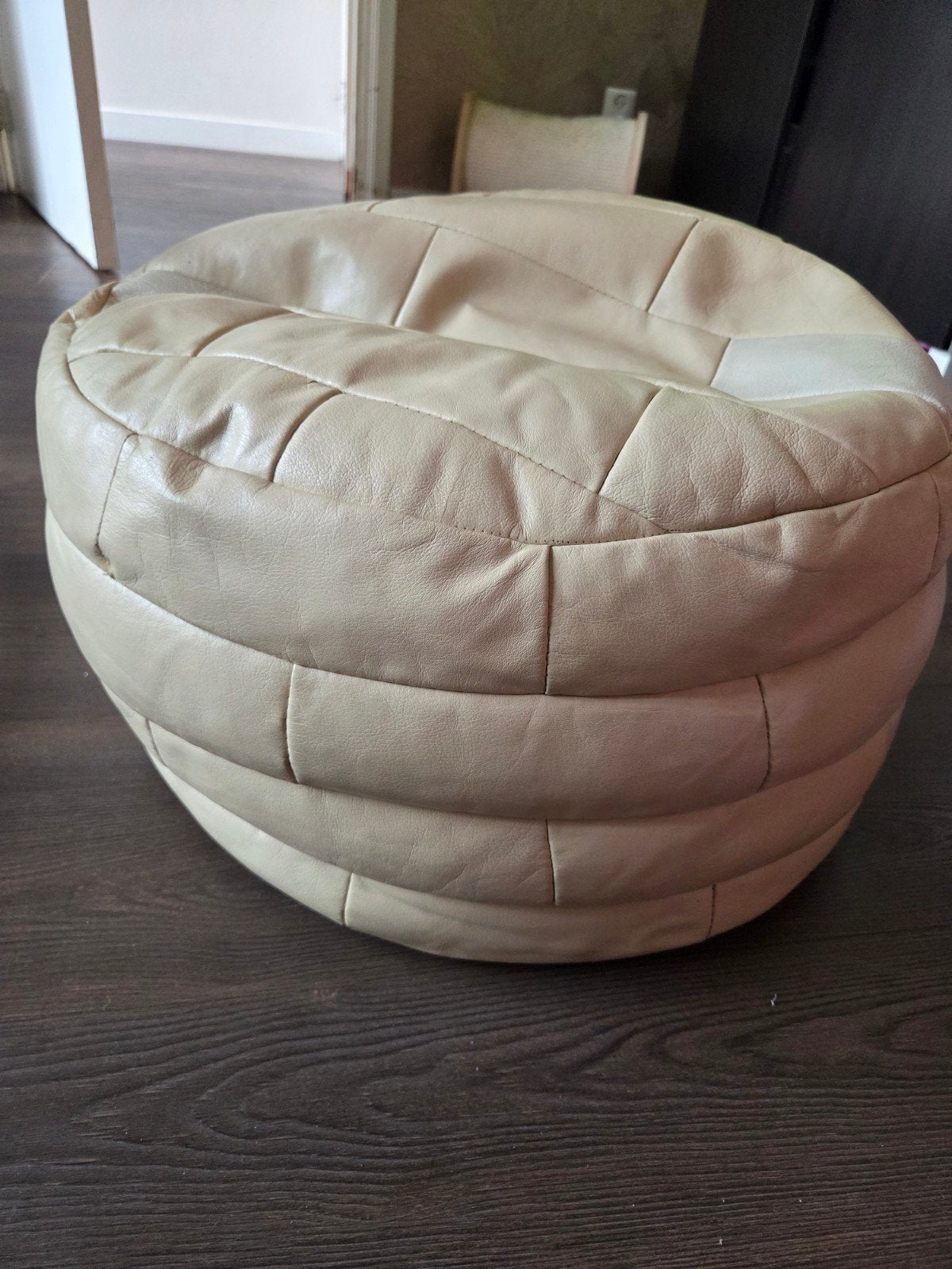retro leren poef, beige., Ophalen, Retro, Comfortabel, Rond, Zo goed als nieuw
