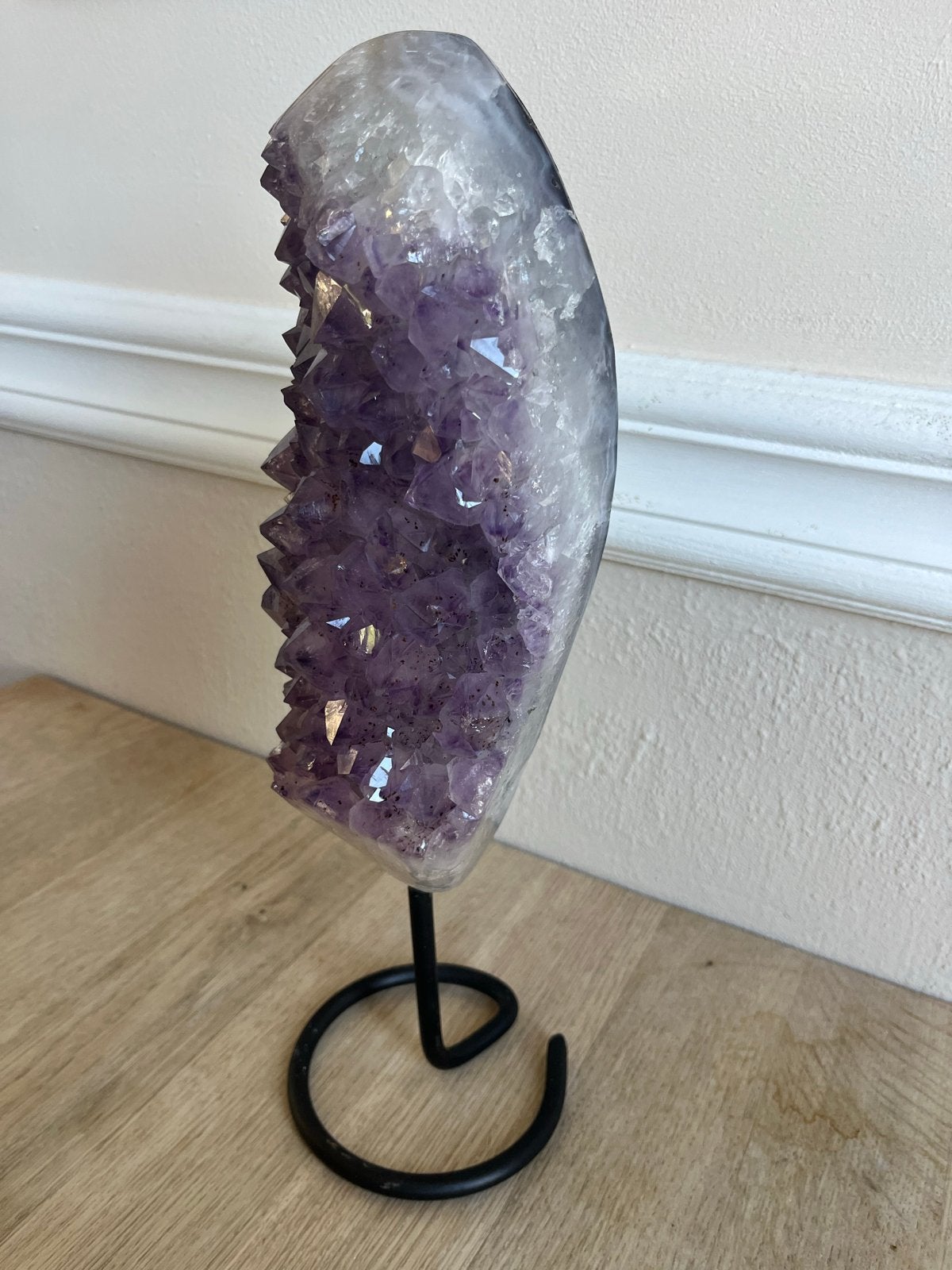 40 cm hoge Grote (bijna 5 kilo) Amethist Geode op Standaard, Ophalen of Verzenden, Mineraal