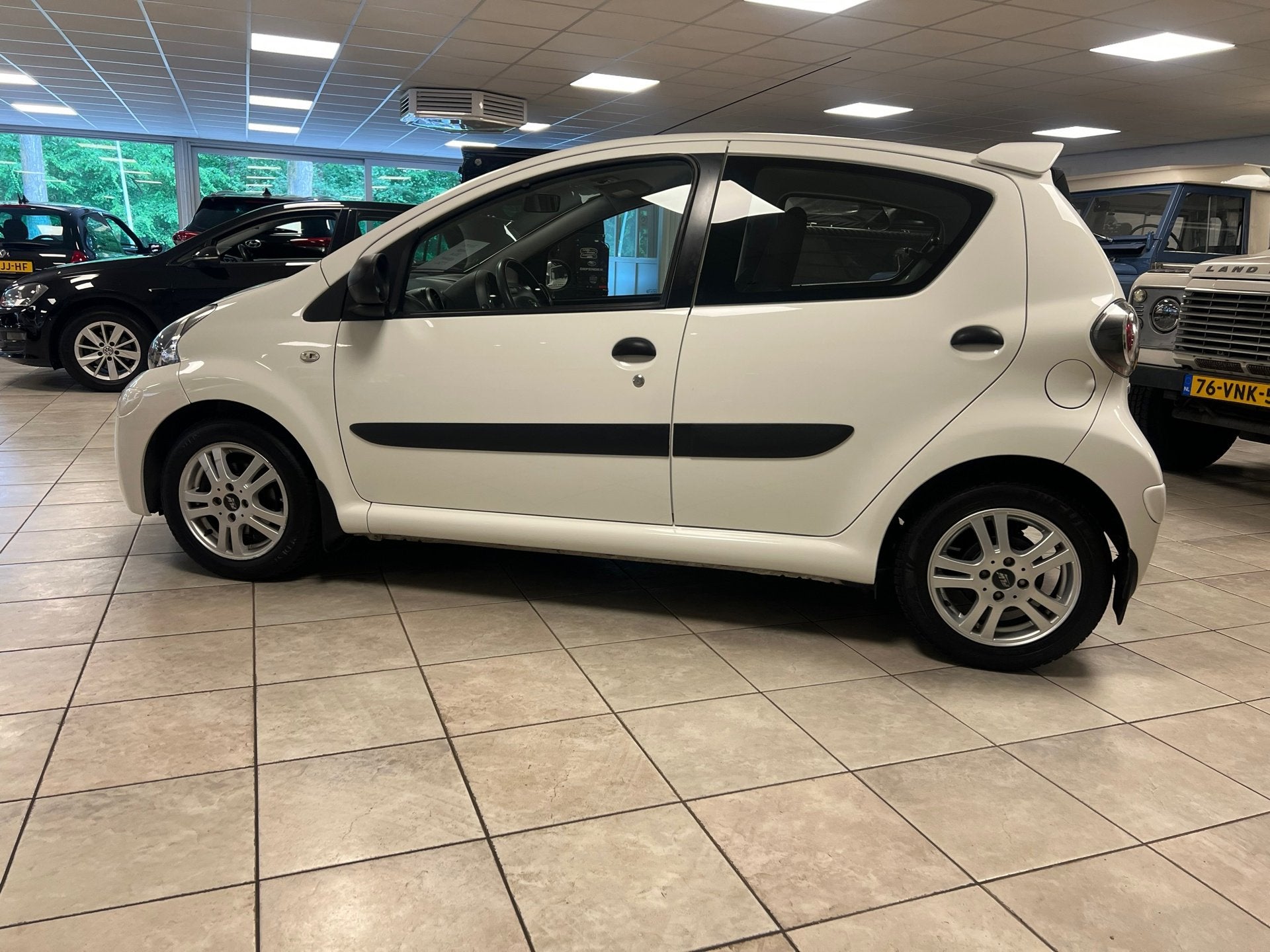 Toyota Aygo 1.0 VVT-i Now Airco 5 deurs, Auto's, Euro 5, Stof, Gebruikt, Zwart