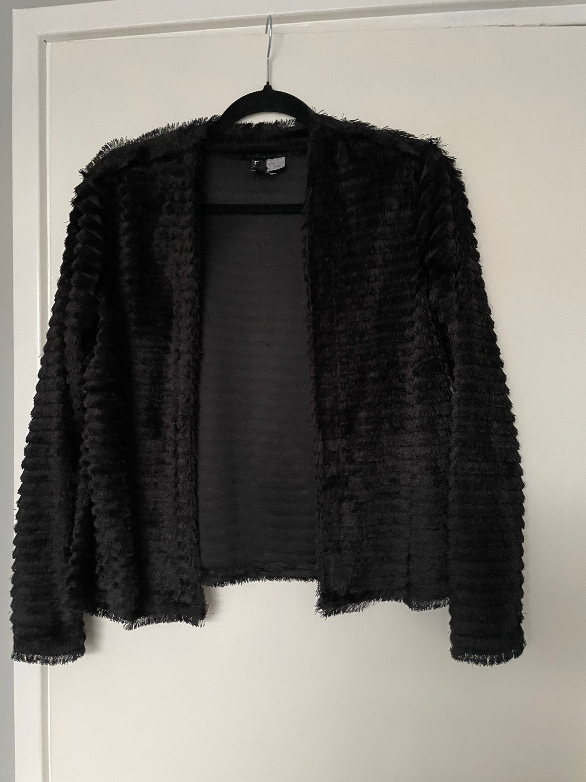 Zwart harige vestje van Divided (H&M), Kleding | Dames, Jassen | Zomer, Ophalen of Verzenden, Zo goed als nieuw, Maat 38/40 (M)