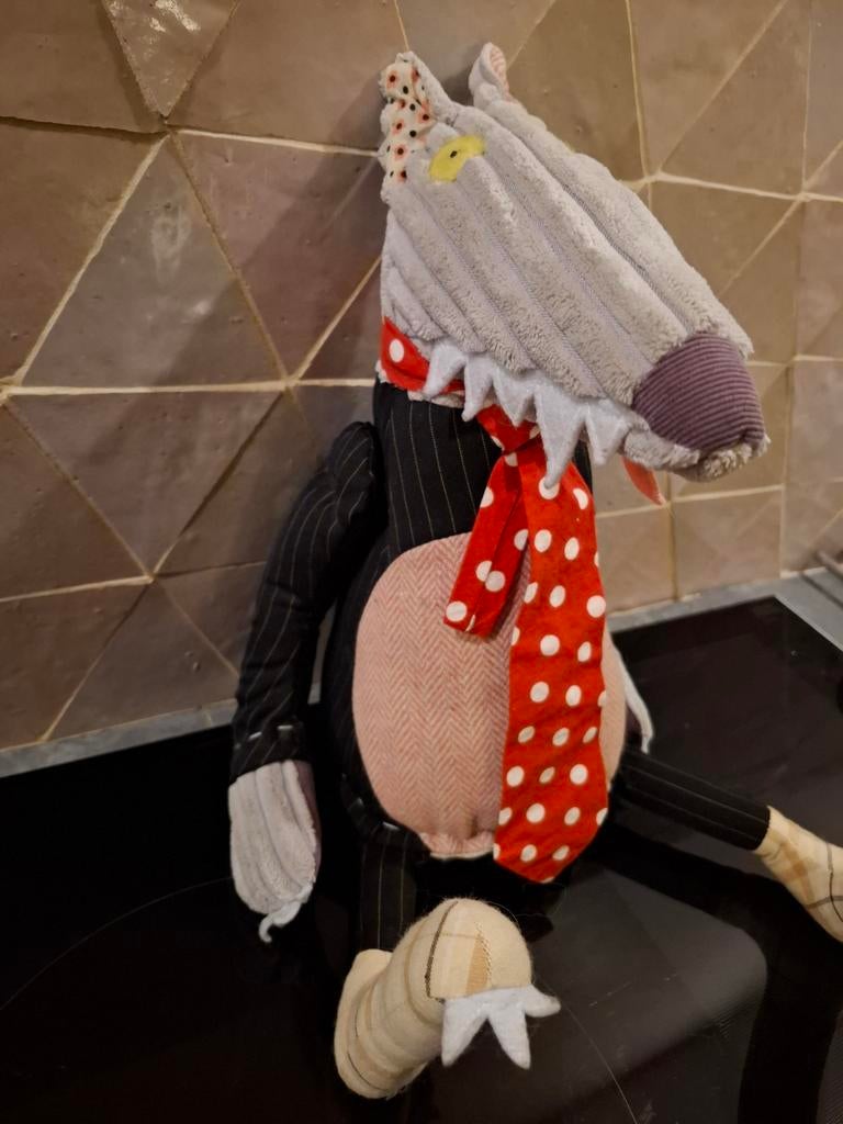Leuke wolf knuffel met gestreept pak en rode das, Ophalen of Verzenden, Nieuw, Overige typen, Overige merken