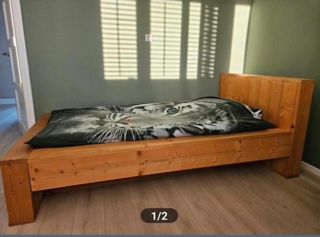 Stoer houten 1-persoonsbed, Ophalen, Eenpersoons, Hout, 90 cm