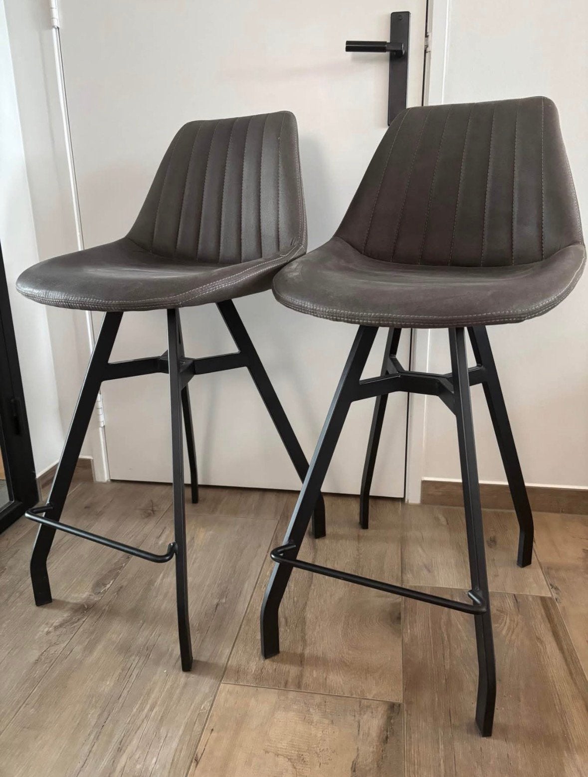 Stijlvolle barstoelen in antraciet microleder, Huis en Inrichting, Ophalen, Met voetsteun, 60 tot 90 cm, Zo goed als nieuw
